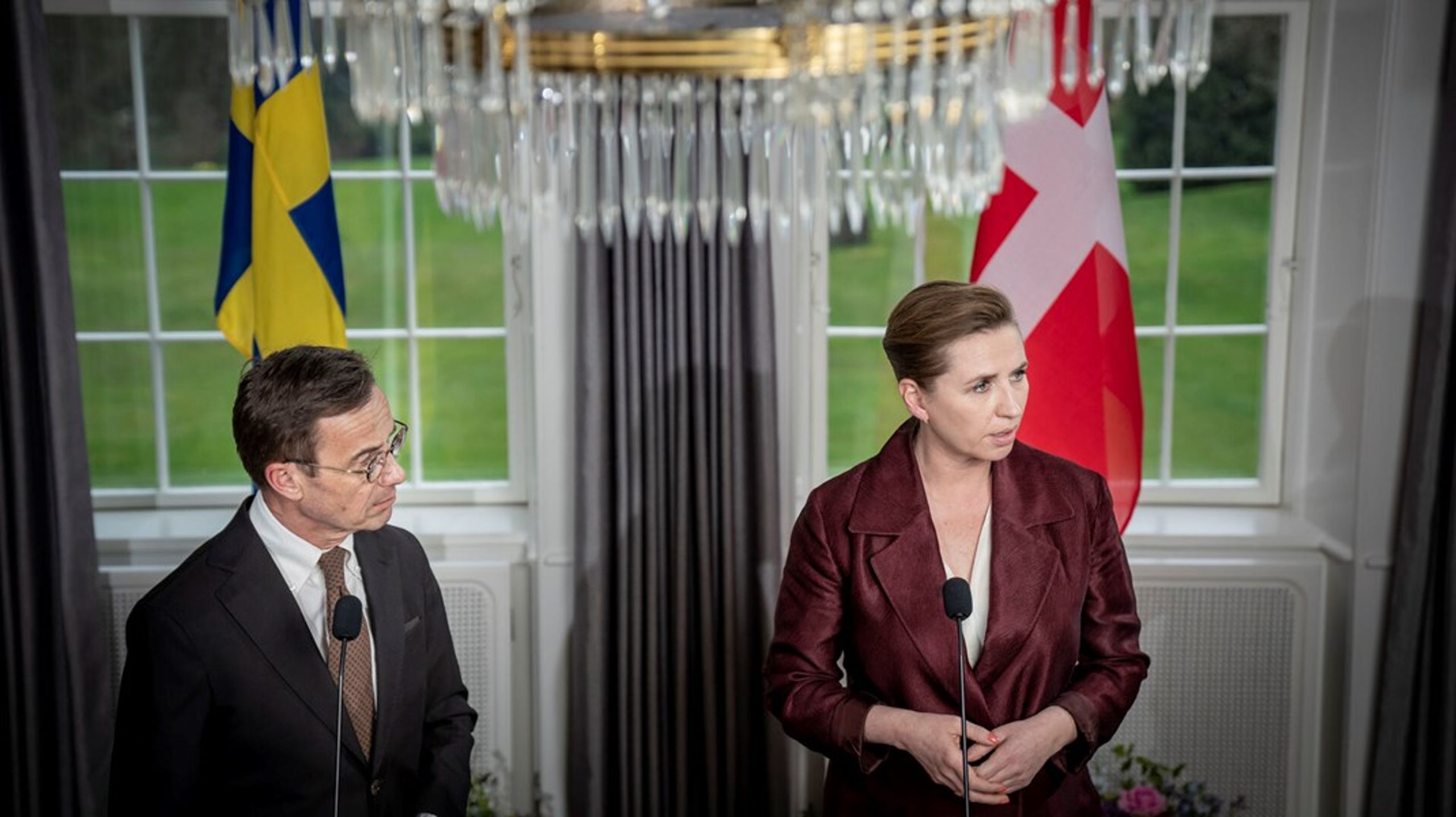 Den svenske statsminister Ulf Kristersson (t.v.) og den danske statsminister Mette Frederiksen (t.h.) ved et pressemøde i København i april i år.