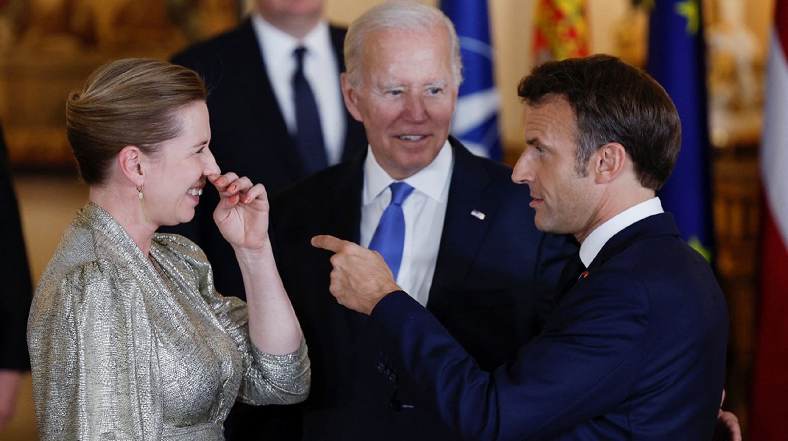 Er det dig? Statsminister Mette Frederiksen møder præsidenterne fra Frankrig og USA, Emmanuel Macron og Joe Biden, ved en gallamiddag hos den spanske konge under et Nato-topmøde i Madrid i juni sidste år.&nbsp;