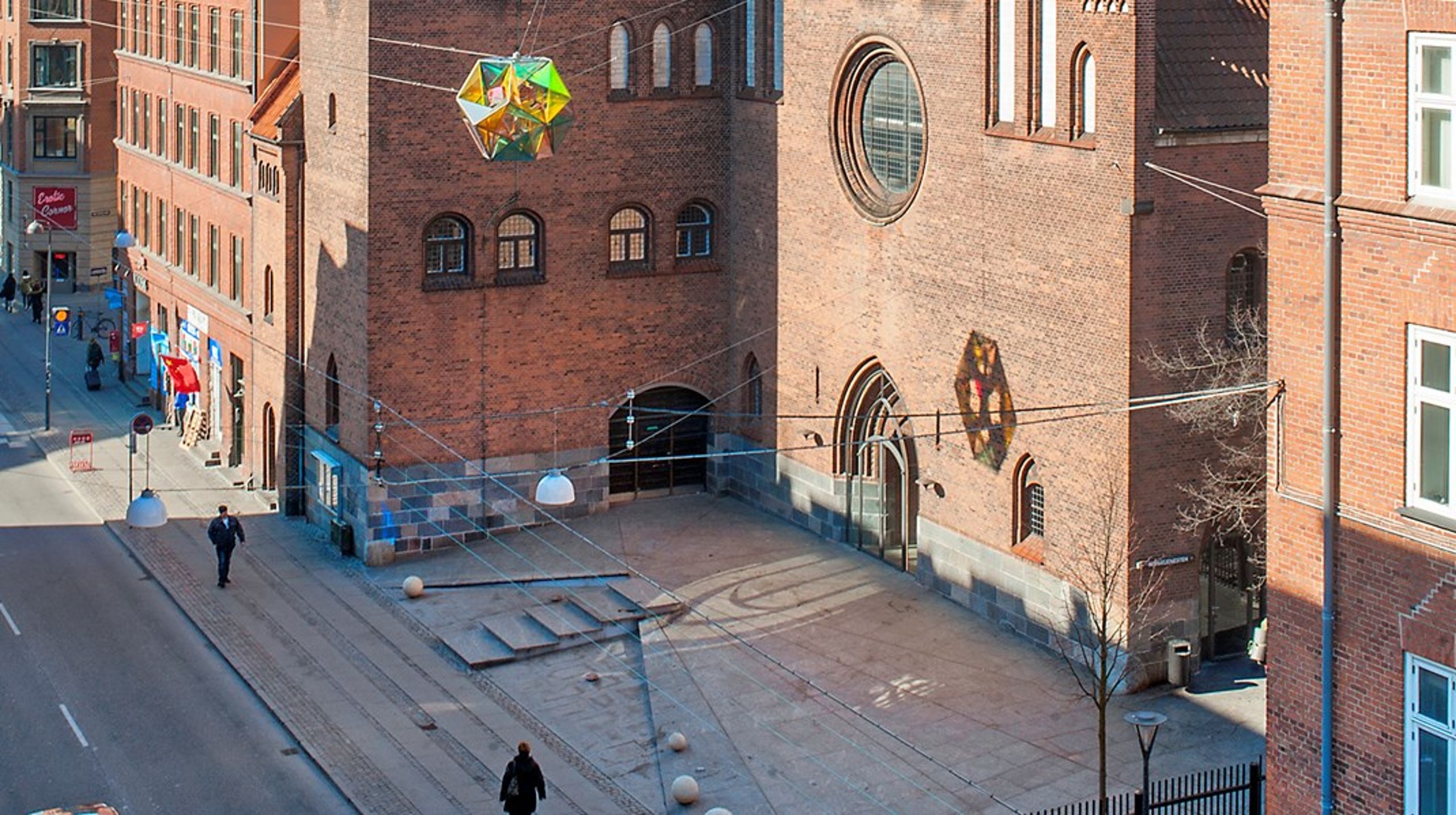 Maria Kirkeplads blev i 2015 renoveret i et samarbejde med Københavns Kommune, Realdania og A.P. Møller Fonden. Men vi har måttet sande, at hverken den fysiske løsning i sig selv eller forsøget på at omprogrammere pladsens brug er lykkedes, skriver Jens Andersen.