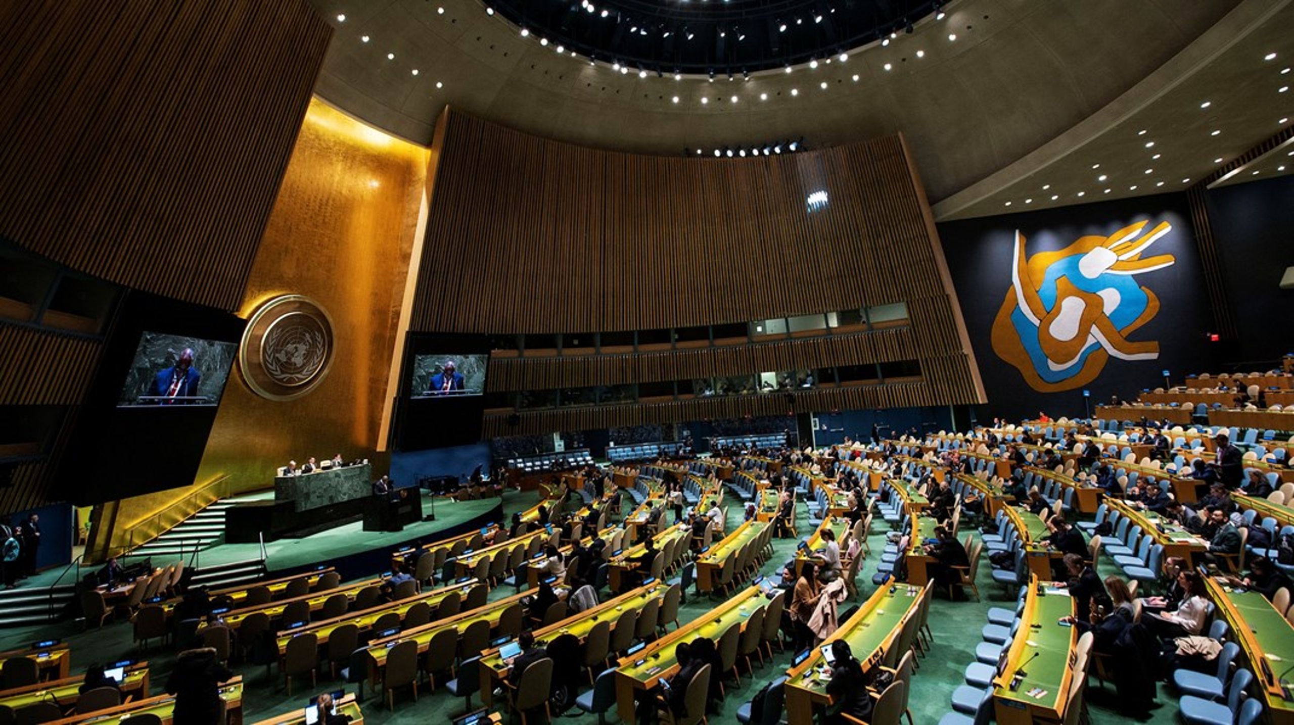 Hvorfor afstår mange afrikanske lande fra at stemme for resolutioner i FN, der fordømmer Ruslands krig mod Ukraine? Det svar forsøger Bård Vegar Solhjell at finde frem til.&nbsp;