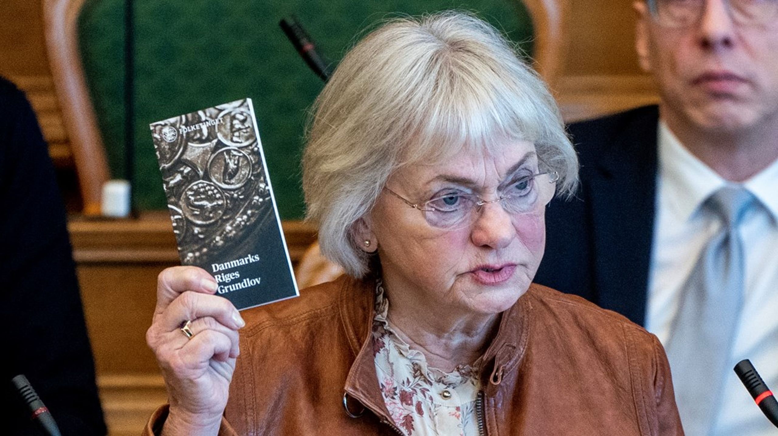I forbindelse med folketingsdebatten om afskaffelsen af store bededag havde Pia Kjærsgaard medbragt en udgave af grundloven. Også i debatten om et forbud mod opførslen af stormoskéer endte grundloven med at spille en rolle.