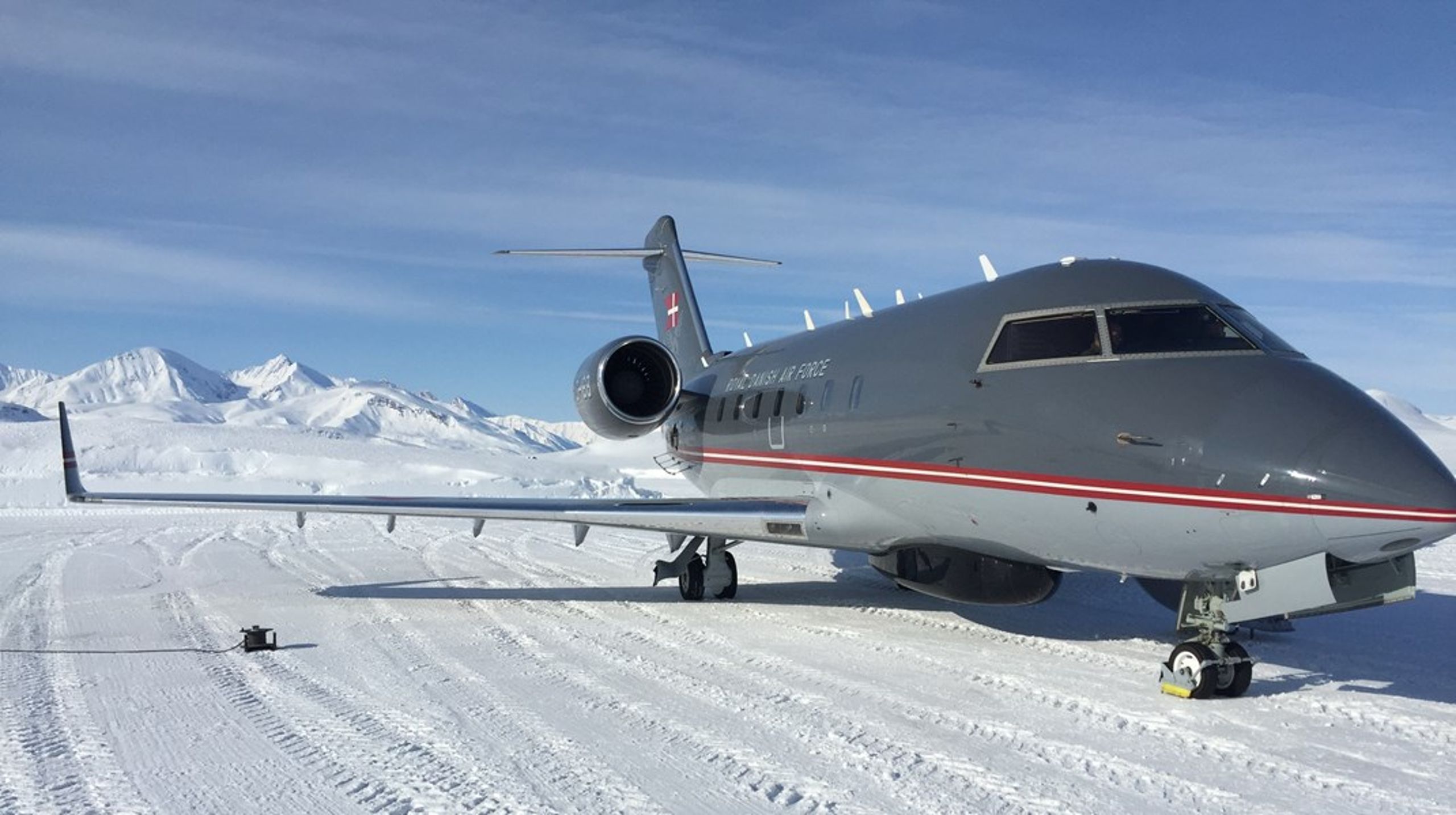 Et af Forsvarets små CL-604 Challenger transportfly på Forsvarets Vagt Mestersvig i Østgrønland i april 2018.