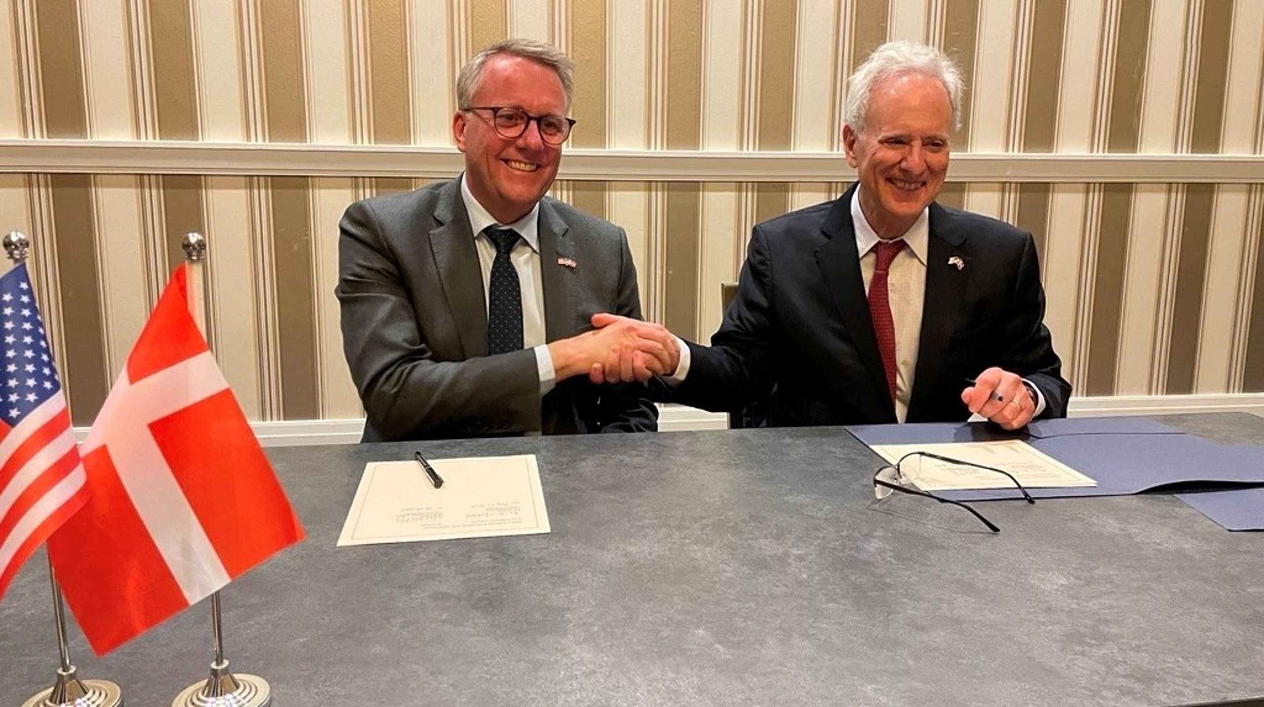 Erhvervsminister Morten Bødskov (S) underskriver erklæringen om grønt samarbejde mellem Danmark og USA med den amerikanske ambassadør i Danmark, Alan Leventhal.