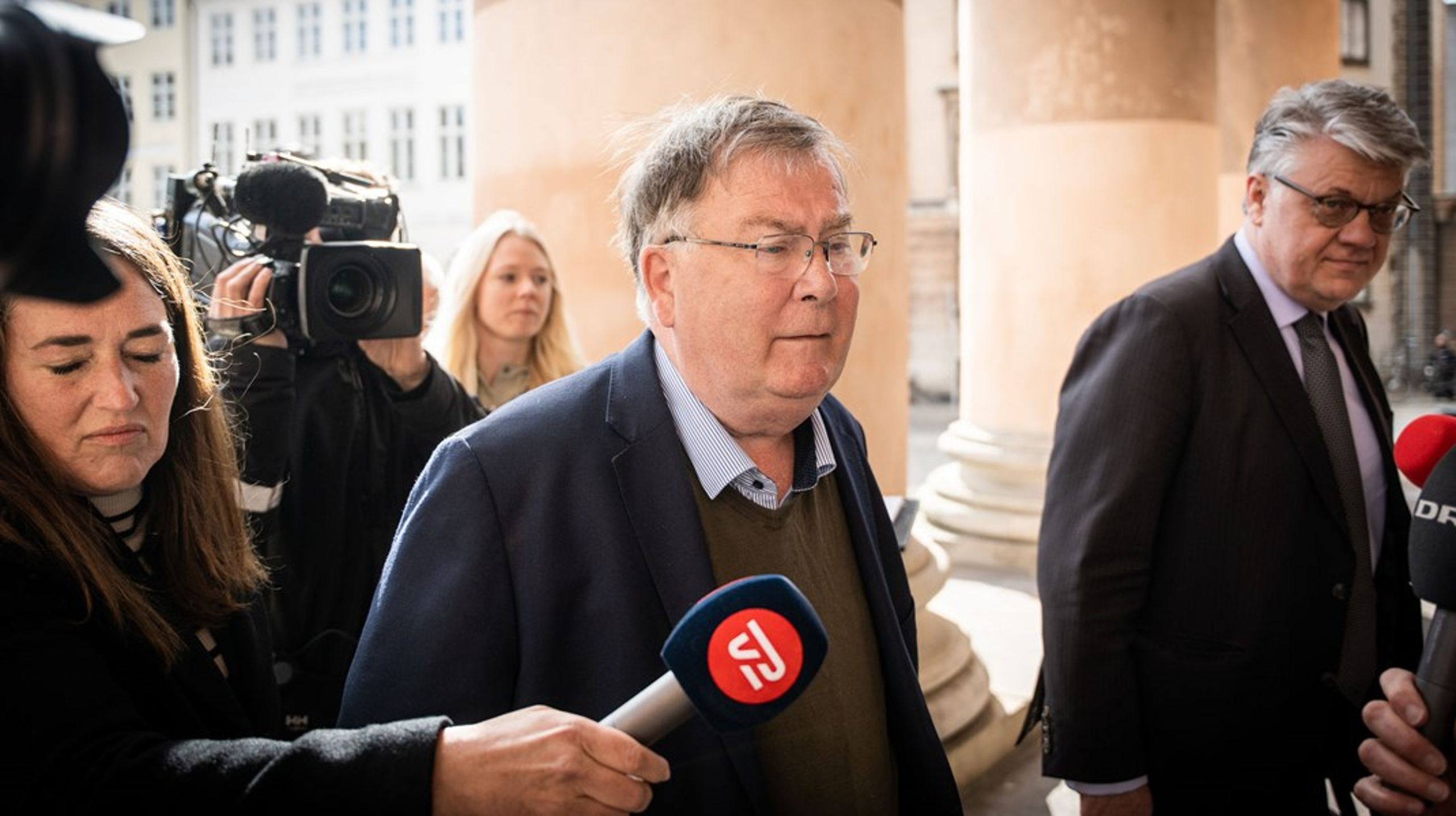 Tidligere forsvarsminister Claus Hjort Frederiksen er tiltalt for at røbe statshemmeligheder.