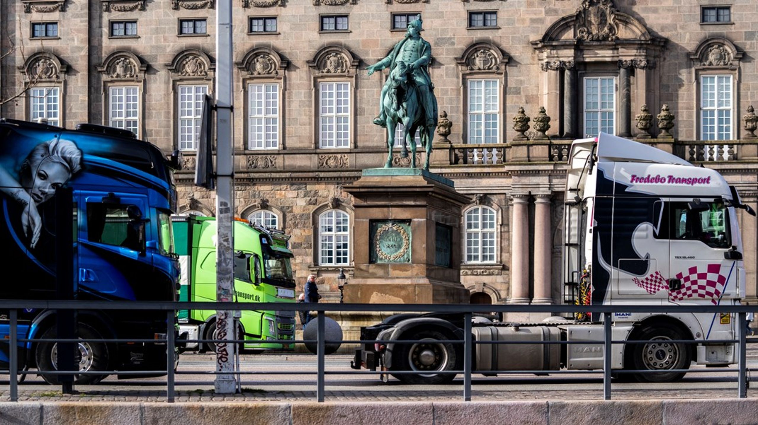I påskeugen så vi helt forventelige protester fra lastbilchauffører og vognmænd ved Christiansborg.
Transportbranchen har brug for langsigtede rammevilkår, før udviklingen for alvor kan tage fart, skriver&nbsp;Christian Halleløv.