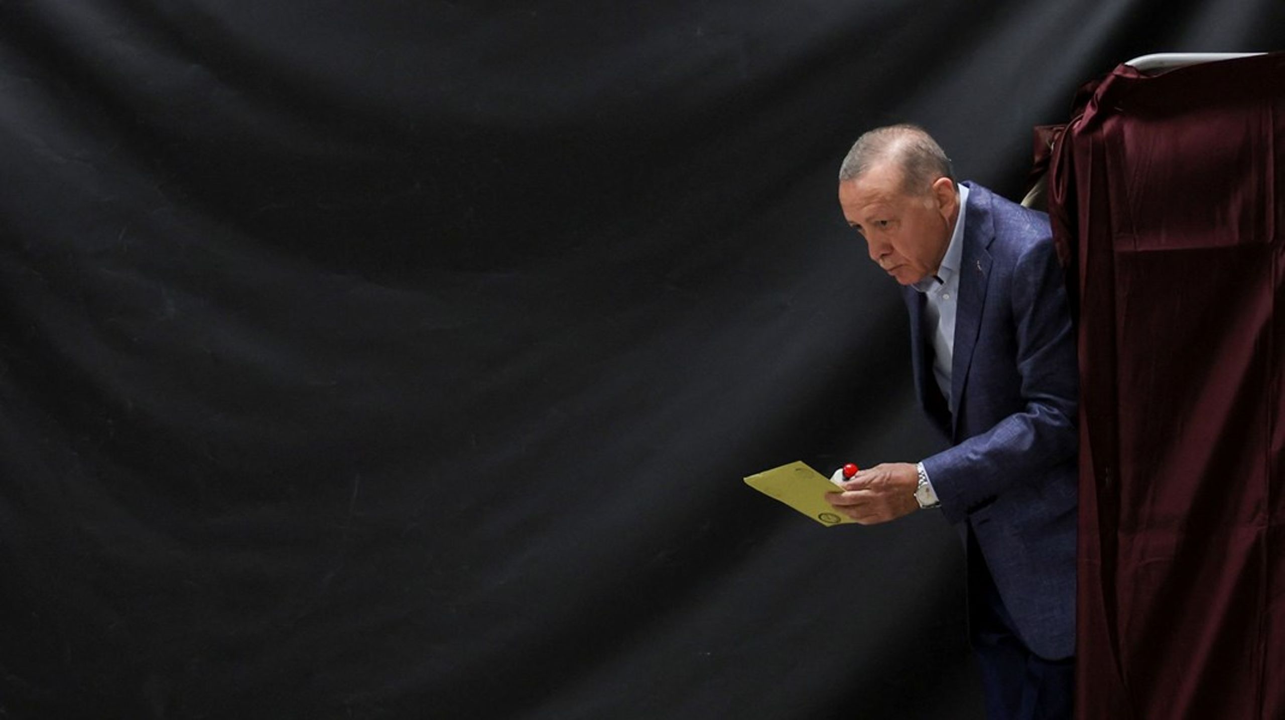 "Vor nation har tydeligvis stemt til fordel for os," siger Tyrkiets præsident Erdogan. Han står dog foran en ny afstemning 28. maj.<h4><br></h4>