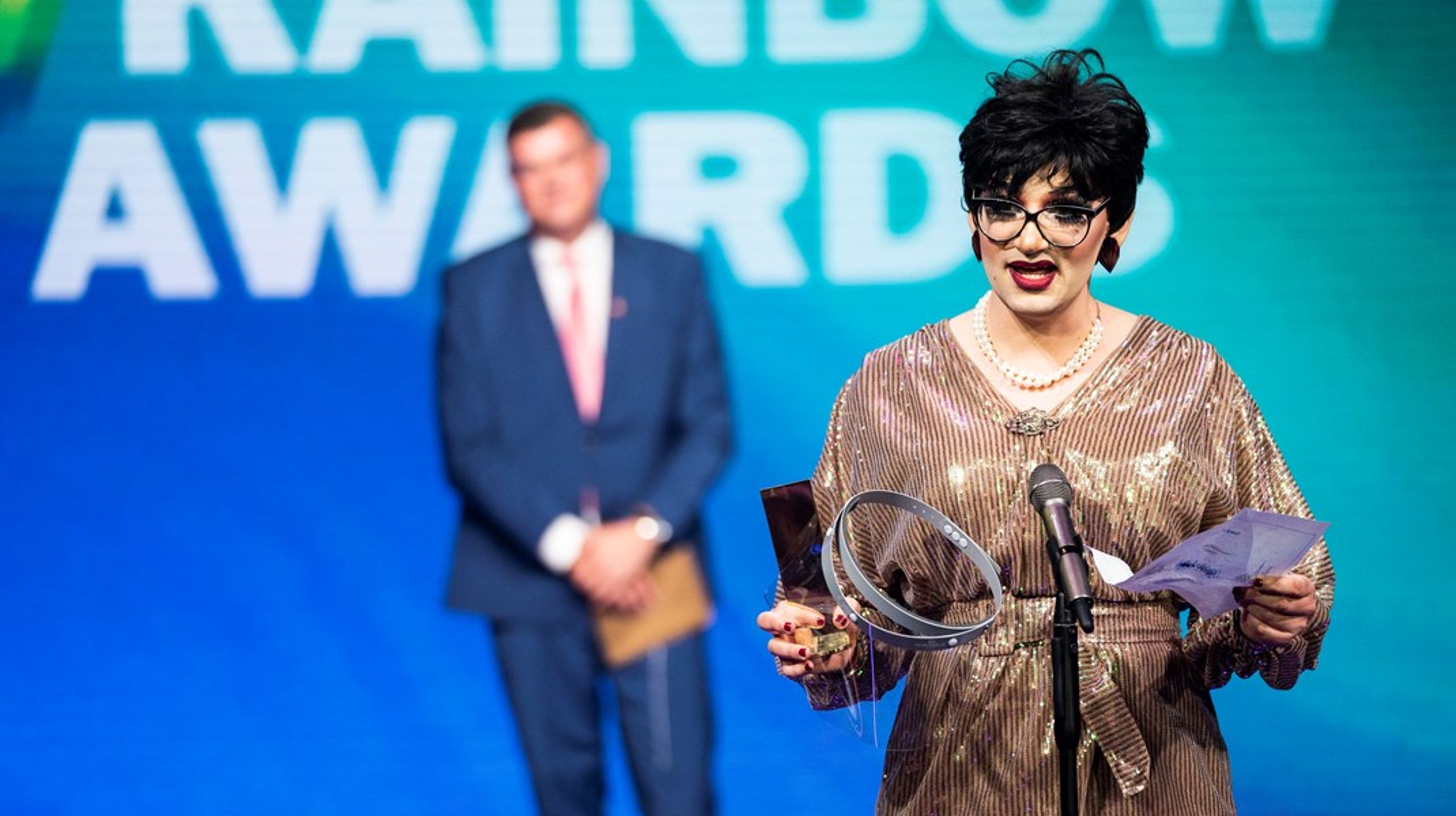 Man kan spørge sig selv, om
LGBT-personer bliver anset for at være mennesker på lige fod med alle andre, skriver Chantal Al Arab. Her ses hun på scenen til Danish Rainbow Awards 2020.<br>