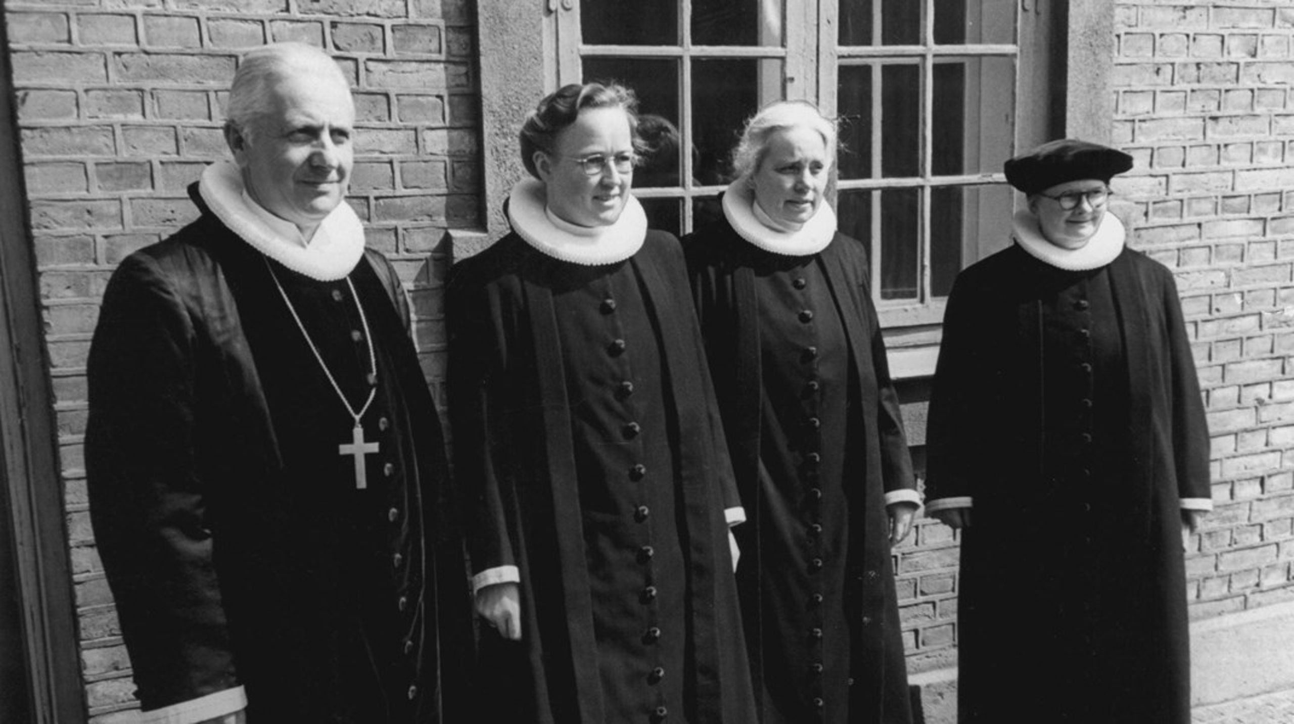 Det var politikerne og ikke kirken, der holdt kvinder fra prædikestolen frem til 1948, skriver Paula Larrain.&nbsp;På fotoet ses de tre første kvindelige præster i Danmark. Fra venstre: Johanne Andersen, Ruth Vermehren og Edith Brenneche Petersen.