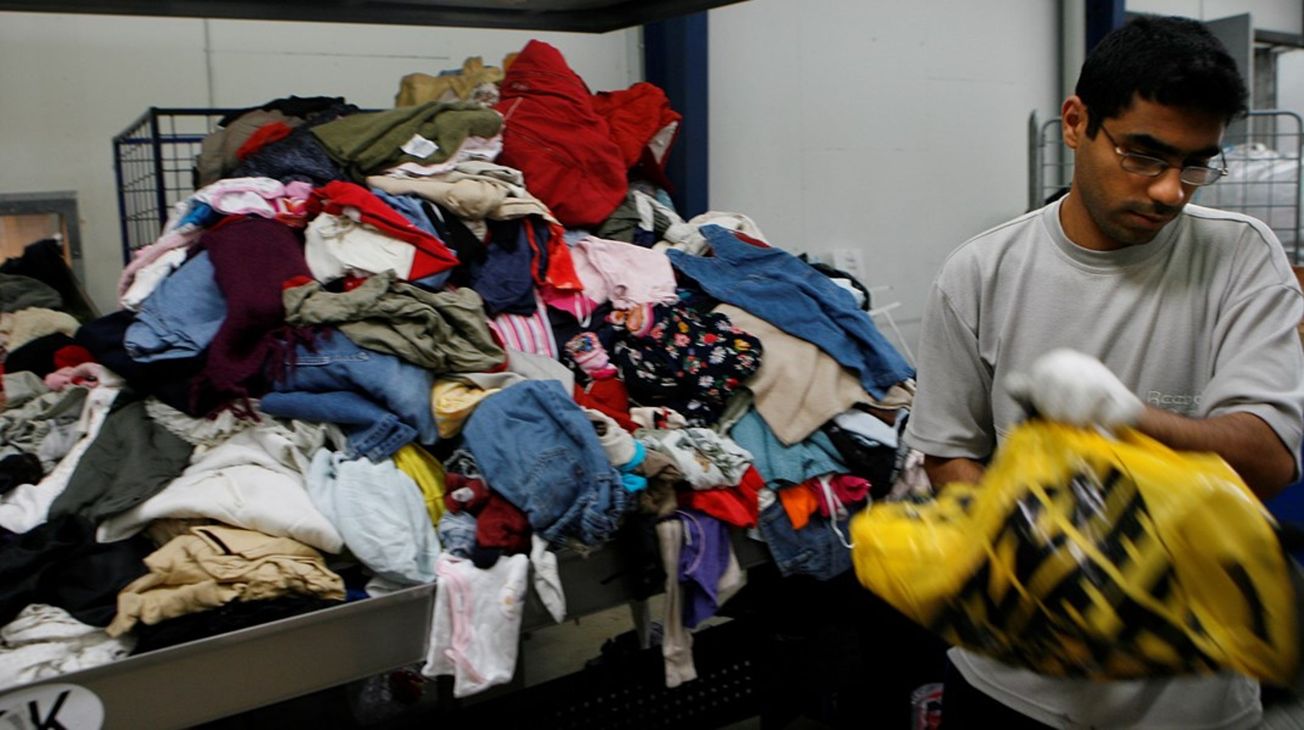 Sortering af tøj, der doneres gennem Røde Kors.