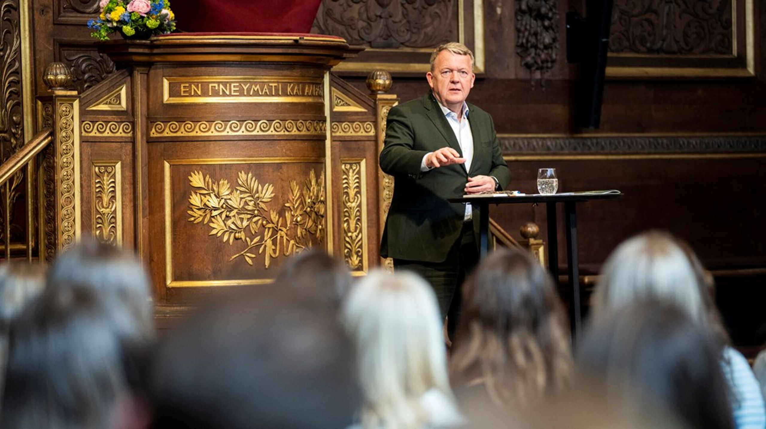 Vi skal være både pragmatiske og idealistiske, sagde udenrigsminister Lars Løkke Rasmussen (M), da han tirsdag præsenterede regeringens nye udenrigs- og sikkerhedspolitiske strategi foran studerende på Københavns Universitet.