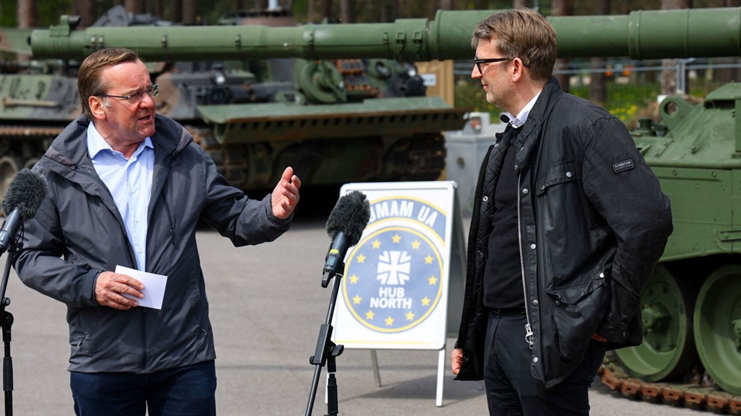 Fungerende forsvarsminister Troels Lund Poulsen (V) sammen med sin tyske kollega, Boris Pistorius (t.v.) i forbindelse med EU's militære træningsmission for Ukraine. Den kan Danmark deltage i nu, fordi forsvarsforbeholdet er ophævet. Et lille år efter folkeafstemningen træder Danmark i denne uge nu fuldt og helt ind i EU-samarbejdet på området.