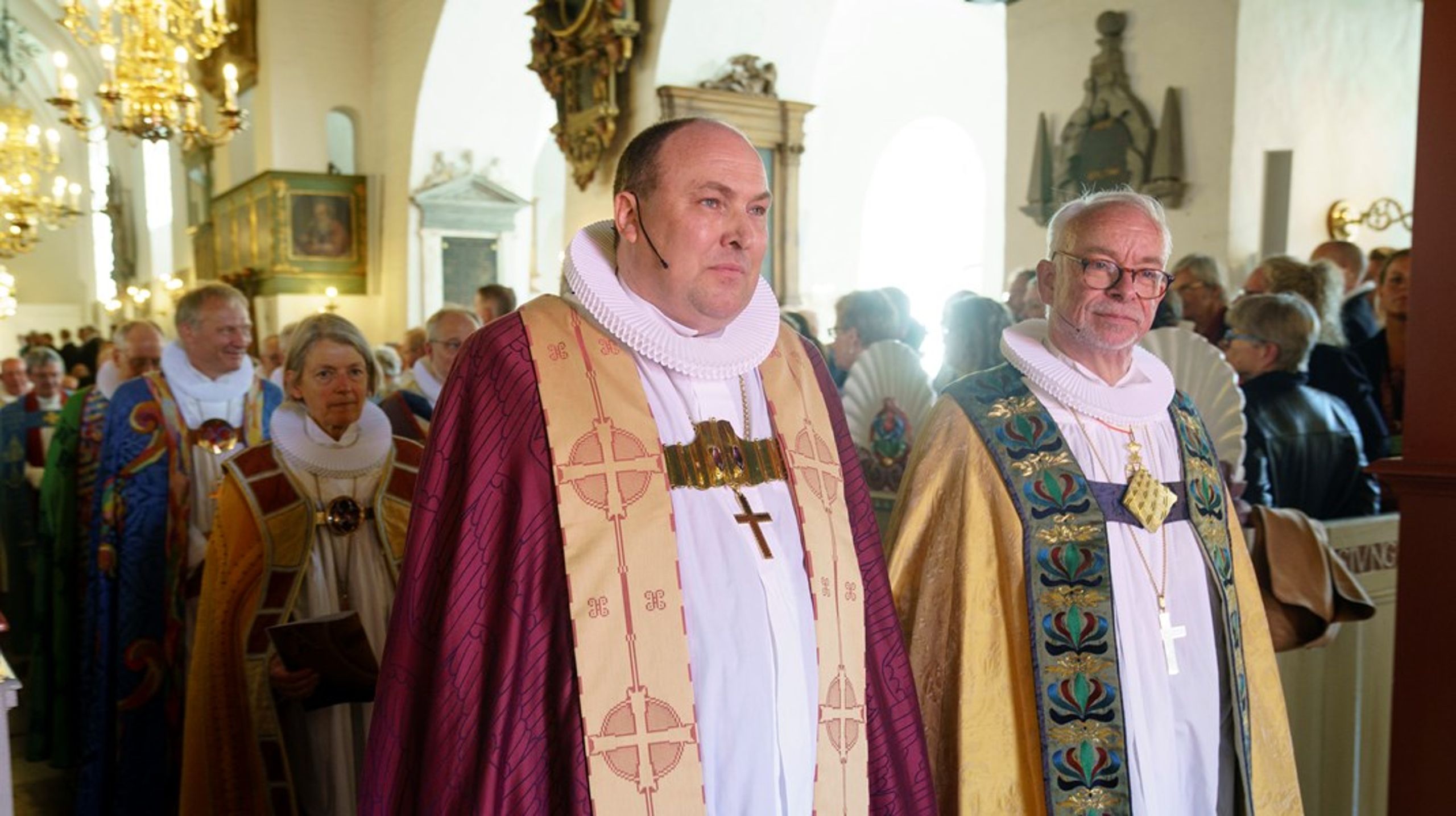 Biskop i Aalborg Stift Thomas Reinholdt Rasmussen (i midten) er formand i den nye dåbskommission. Også Københavns biskop Peter Skov-Jakobsen (til højre) har fået plads i kommissionen.