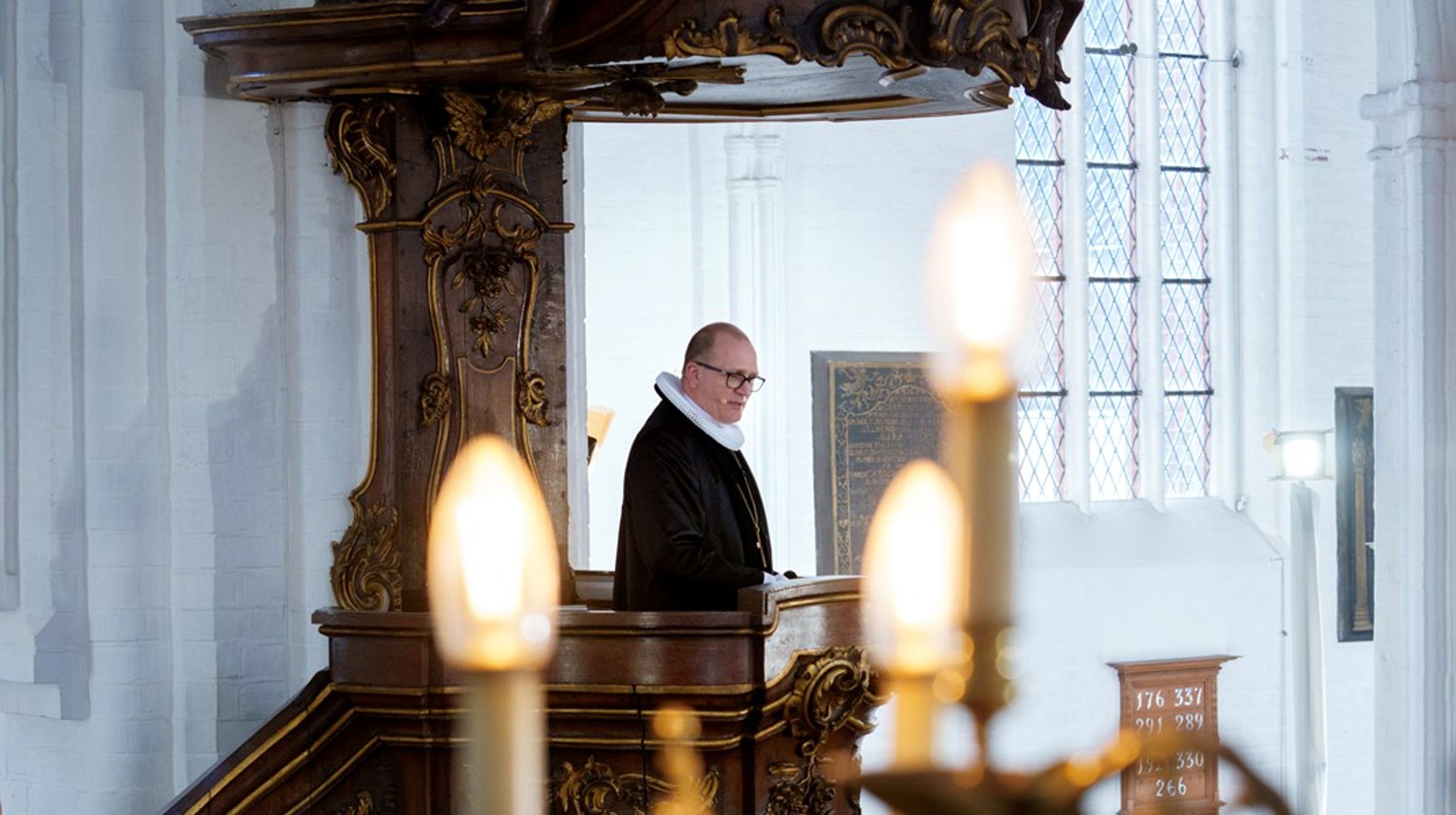 Mads Davidsen blev i påsken valgt til ny biskop på Fyn. Han frygter, at regeringen vil forkorte teologiuddannelsen.
