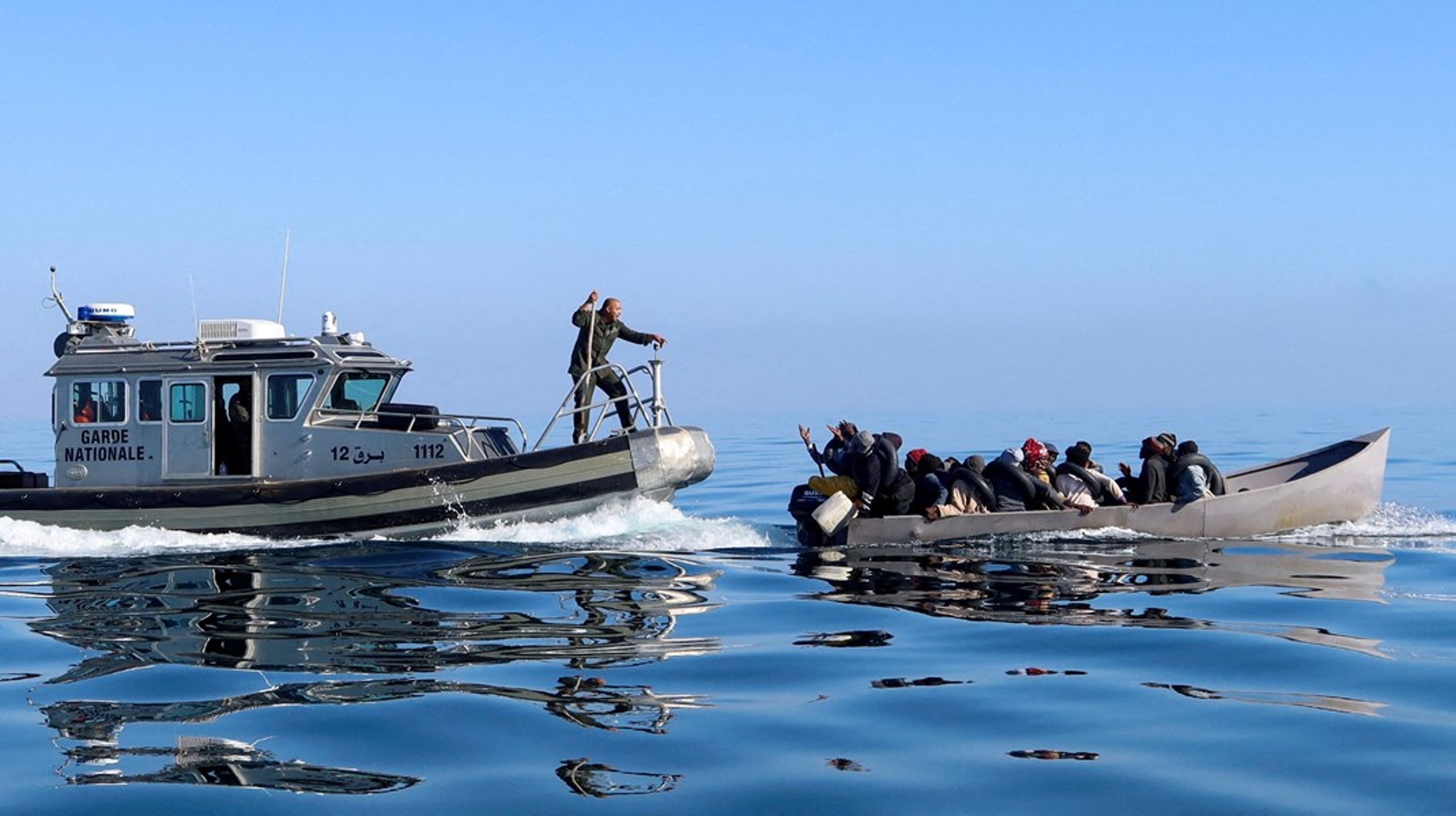Den tunesiske kystvagt forsøger at forhindre en båd med migranter i at stævne ud. Tunesien er et af de lande, hvorfra et øget antal flygtninge og migranter tager stadig længere og farligere ture for at nå frem til det europæiske kontinent. Mange forliser og dør undervejs.