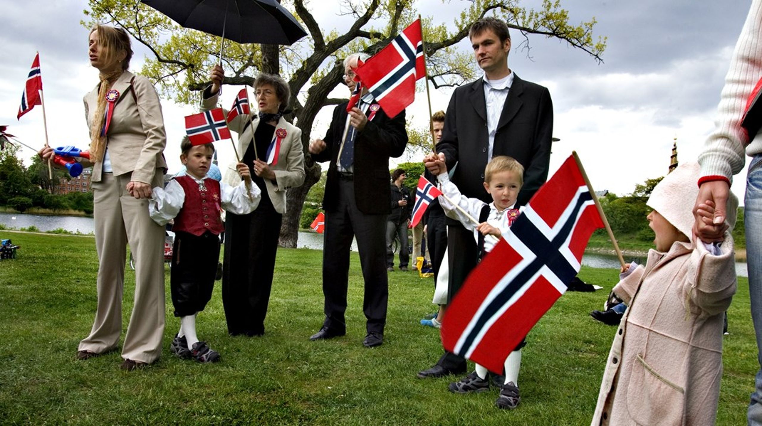 Nordmænd har et anderledes festligt og til dels højtideligt forhold til deres nationaldag - som her ved Norges 100 års nationaldag i 2005 ved den norske sømandskirke i Danmark. Den tradition har blandt andet inspireret til det nye initiativ GRUNDLOVSFESTEN - men er det egentlig et godt sted at hente inspiration, hvis formålet med at genoplive den danske grundlovsfest er at styrke demokratiet? <i>Arkivfoto</i><br>
