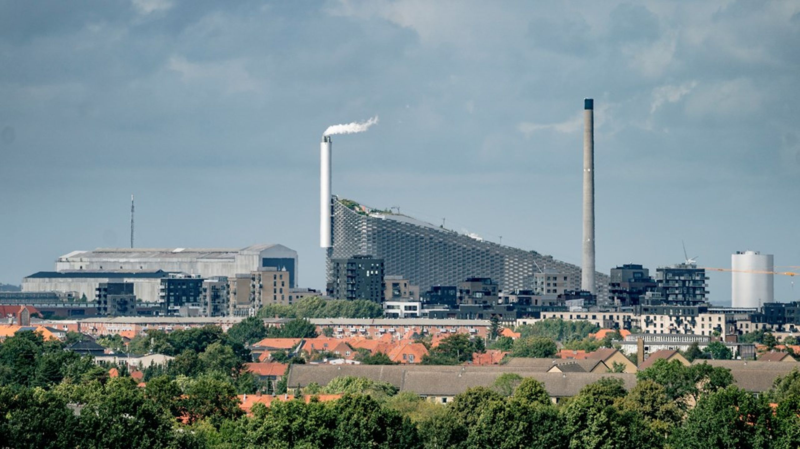 Forbrændingsanlægget på Amagerbakke er nok alt for stort, men til gengæld et af Danmarks mest effektive og miljøvenlige anlæg, skriver Anders Storgaard (K).