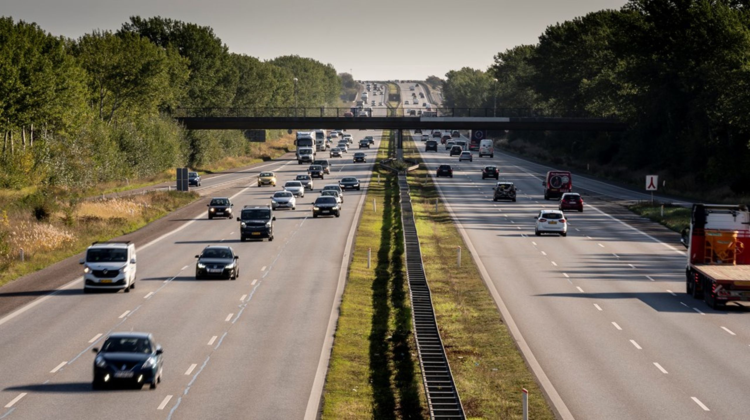 Skyggeprisen på at sætte hastigheden ned på motorvejene til 100 kilometer i timen er blevet sat markant ned, efter at Klima-, Energi- og Forsyningsministeriet har opdaget en alvorlig regnefejl.&nbsp;