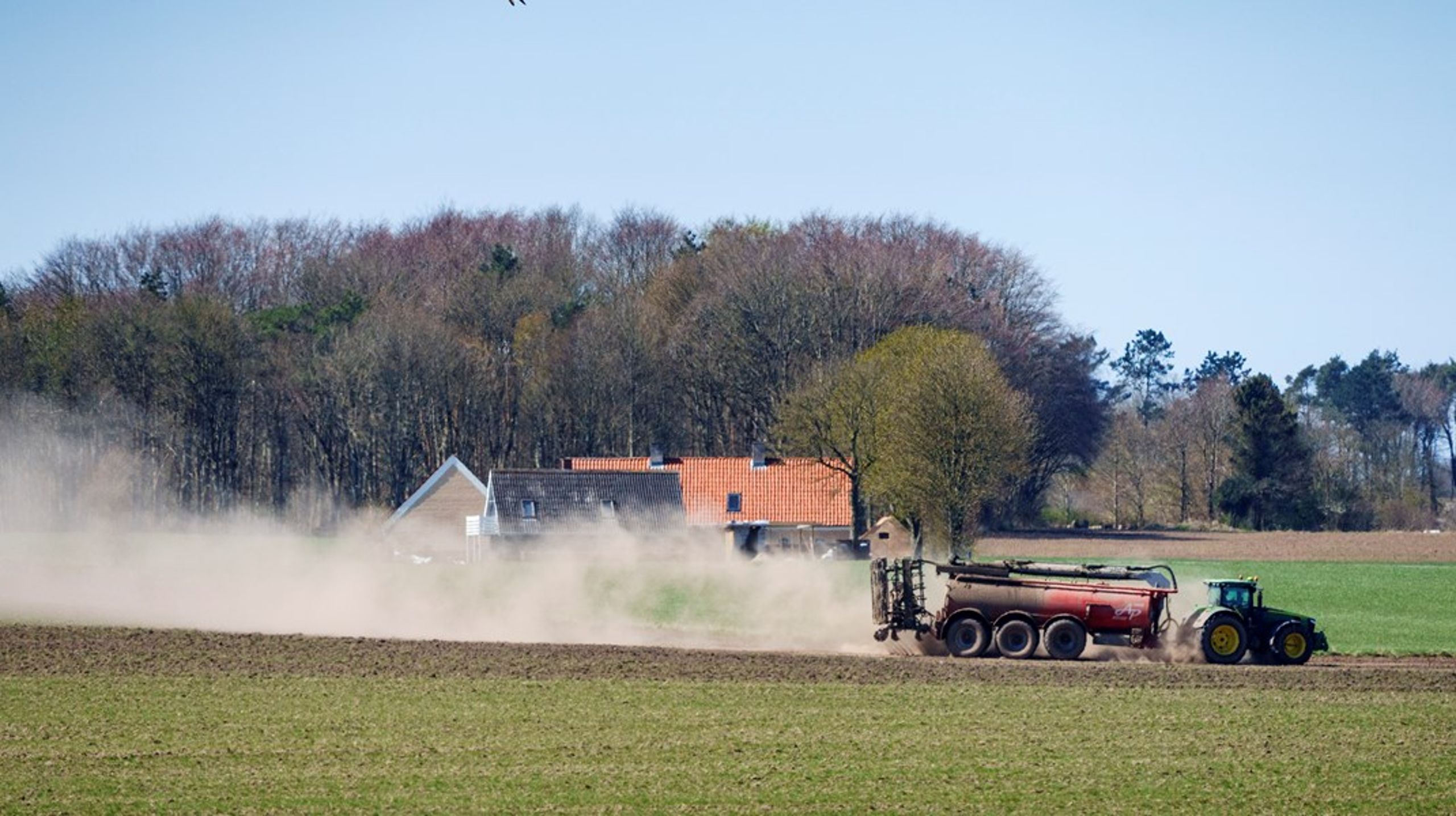 Derfor bør politikerne snarest ophæve landbrugsindustriens særstatus for brug af PFAS, skriver Søren Wium-Andersen.<br>