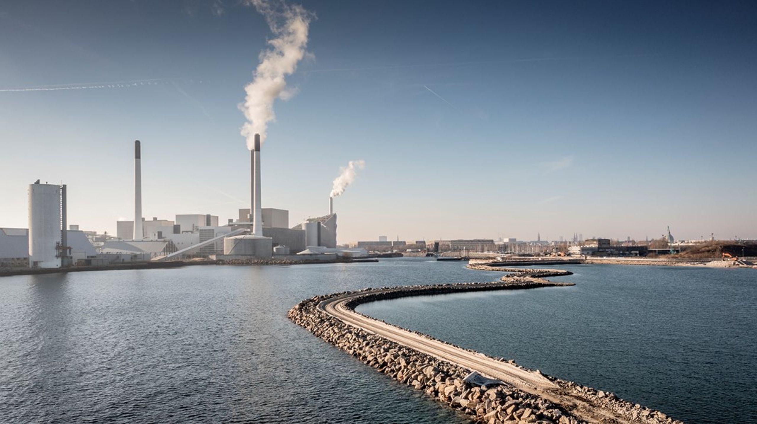 Lynetteholm er med til at stormflodssikre København og kan samtidig fungere som depot for millioner af ton overskudsjord. Det gør samlet halvøen til en gevinst for klimaet, når halvøen sammenholdes med et dige, viser beregninger fra Kraka.&nbsp;