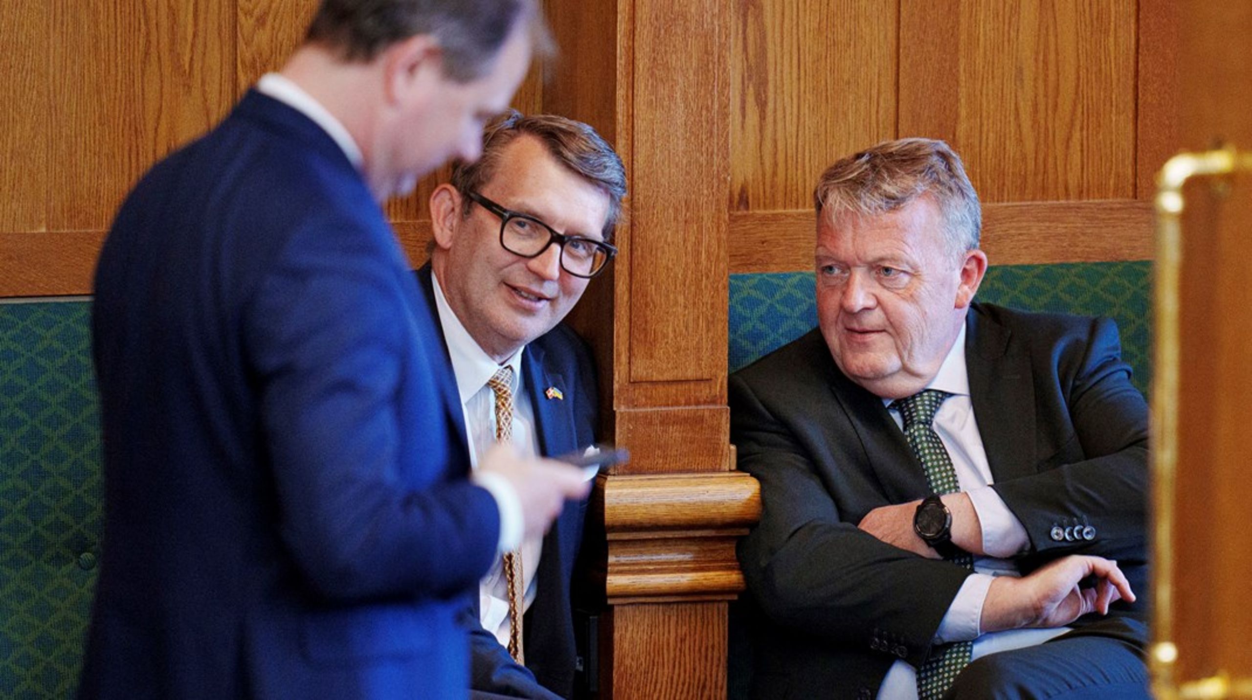 Udenrigsminister Lars Løkke Rasmussen (M) skal mandag i&nbsp;åbent samråd om våbeneksport, mens fungerende forsvarsminister Troels Lund Poulsen (V) kan se frem til et åbent samråd om vanvidsbilisten på Langebro på torsdag.