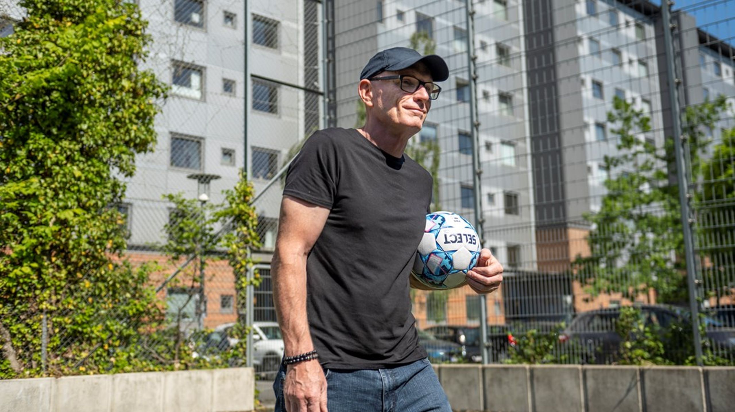De større børn på gaden lærte Søren Østergaard at lege og spille fodbold. Men den slags analoge fællesskaber er forsvundet, og derfor skal idrætten og trænere påtage sig opgaven som legemestre for børn unge, mener han.