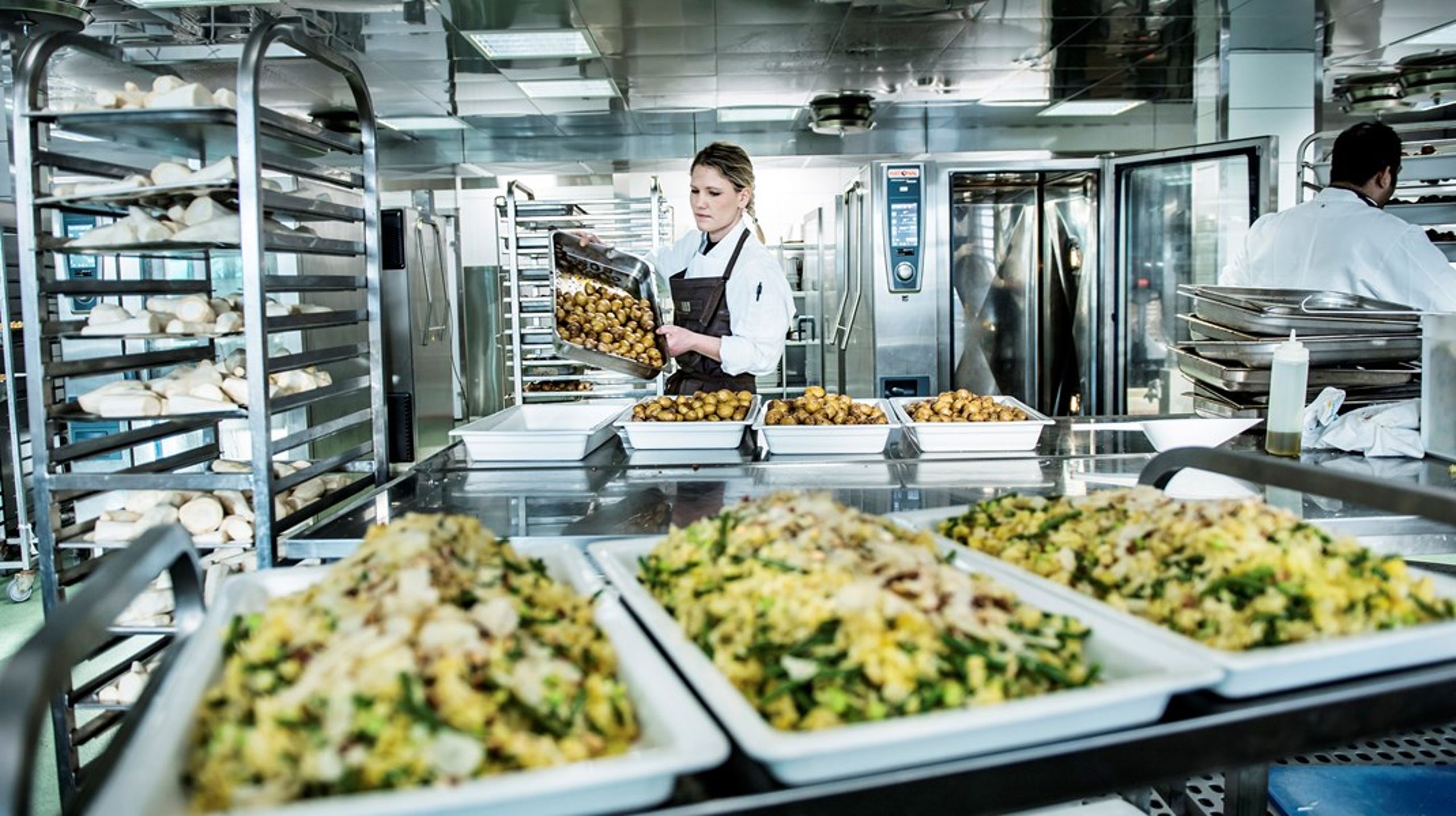 Det hele begynder i køkkenerne. Det er dem, der skal bestille de varer, som de offentlige indkøbere har udvalgt. Men mange køkkenchefer har mistet fornemmelsen for god husmorøkonomi, skriver Line Rise Nielsen.