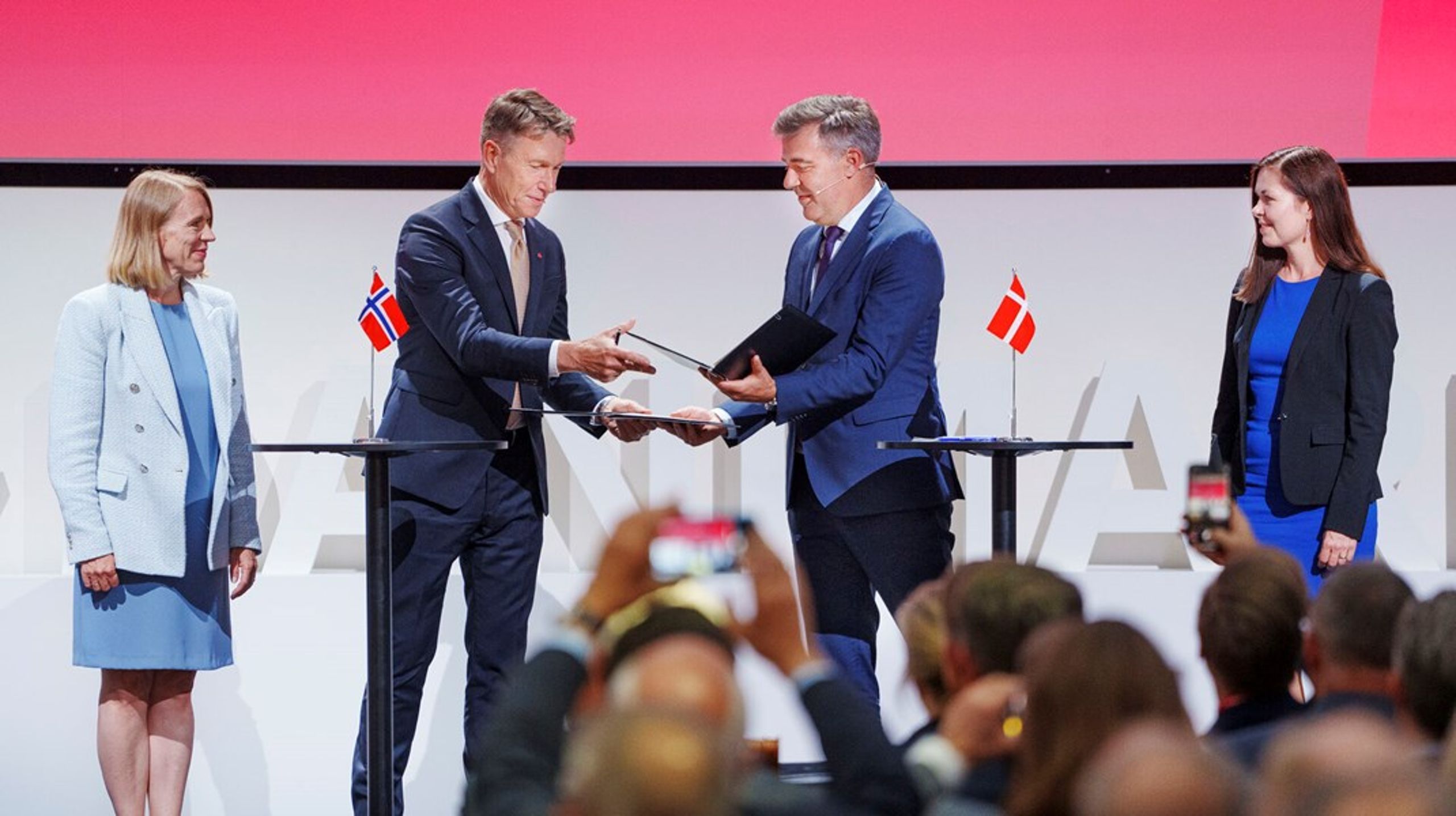 Den norske olie- og energiminister Terje&nbsp;Aasland sammen med den danske klimaminister Lars Aagaard i sidste uge, hvor de to lande underskrev en&nbsp;aftale, der styrker det dansk-norske energisamarbejde om havvind, brint og CCUS.