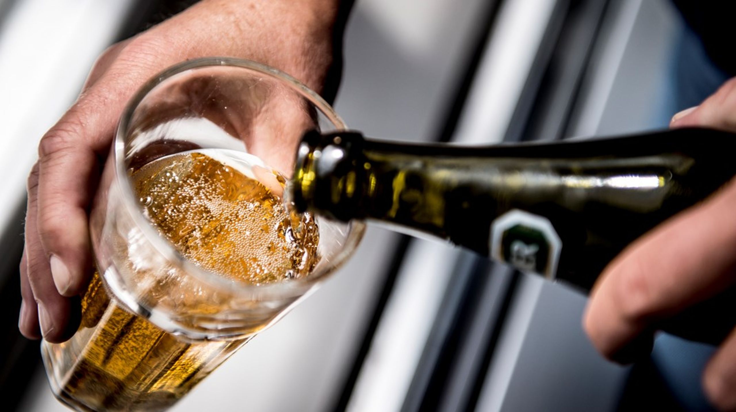 Politikerne bør holde fast i intentionerne om at hæve aldersgrænsen for køb af alkohol til 18 år, skriver Camilla Rathcke.<br>