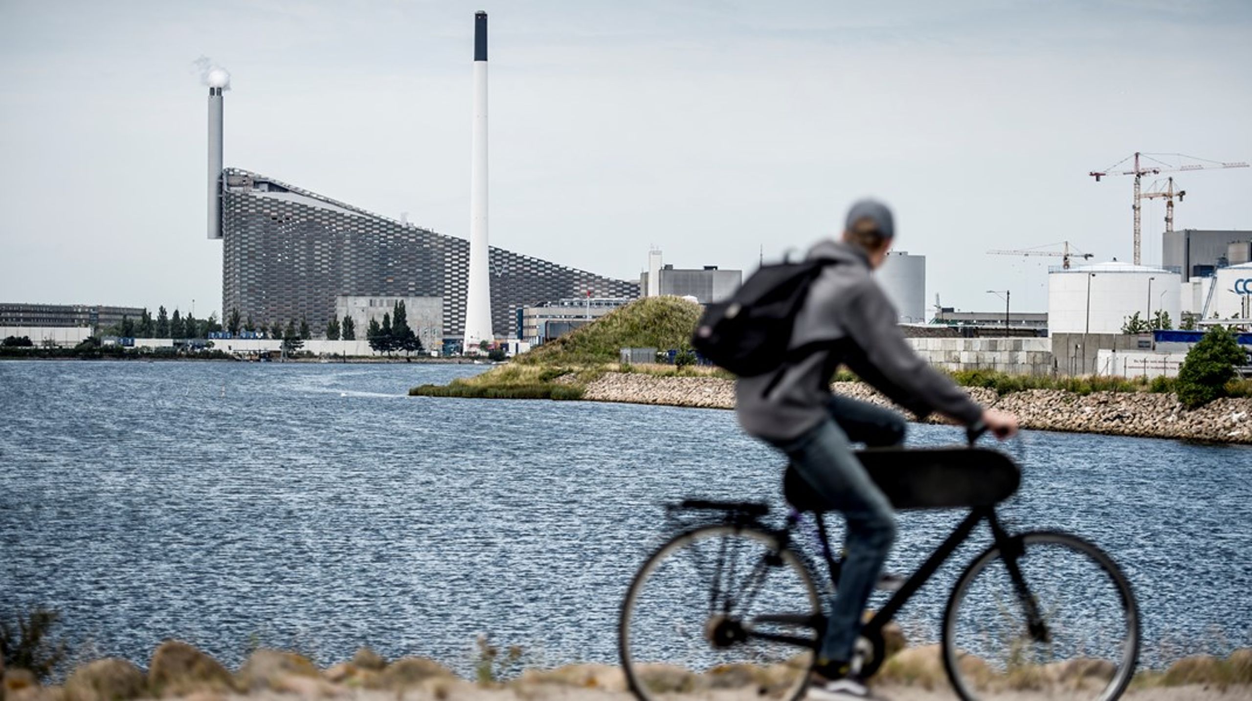 Grøn vækst forudsætter en hastig teknologisk udvikling, men det går ikke hurtigt nok. I 2022 meldte København ud, at byen ikke når sit CO2-mål, da carbon capture-teknologien ikke kan nå at levere de planlagte reduktioner, skriver Marcus Feldthus og Tanja Gotthardsen.<br>