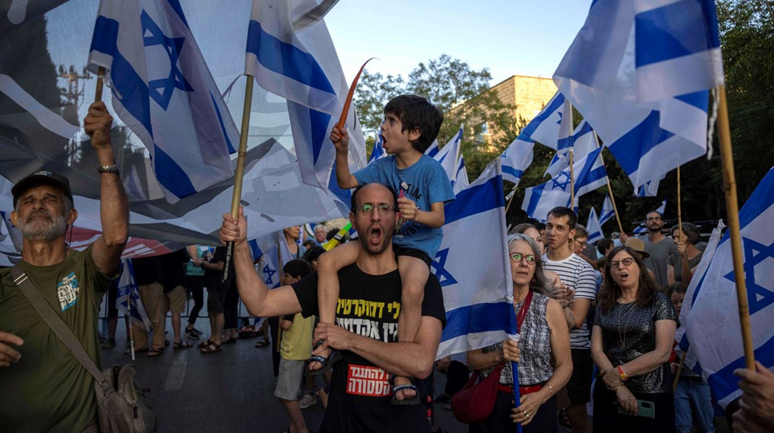 Civile israelere og organisationer har i månedsvis protesteret mod den siddende regering, som ledes af Benjamin Netanyahu og partiet&nbsp;Likud.&nbsp;