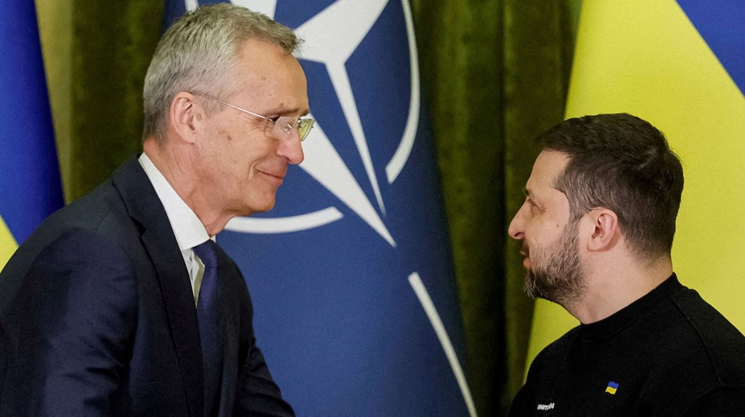 Natos generalsekretær, Jens Stoltenberg (t.v.), tror på forhandlinger om optagelse af Ukraine, når krigen med Rusland er slut. Her ses han under et besøg hos den ukrainske præsident, Volodymyr Zelenskyj, i april.&nbsp;
