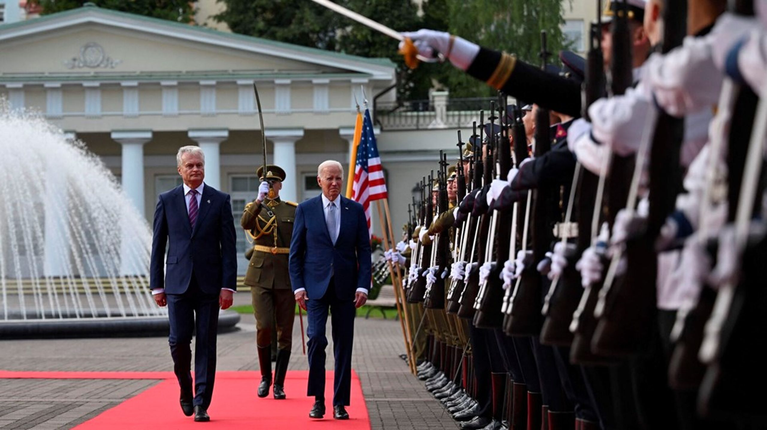 Joe Biden deltager i en officiel velkomstceremoni for at markere starten på Nato-topmødet i Vilnius.