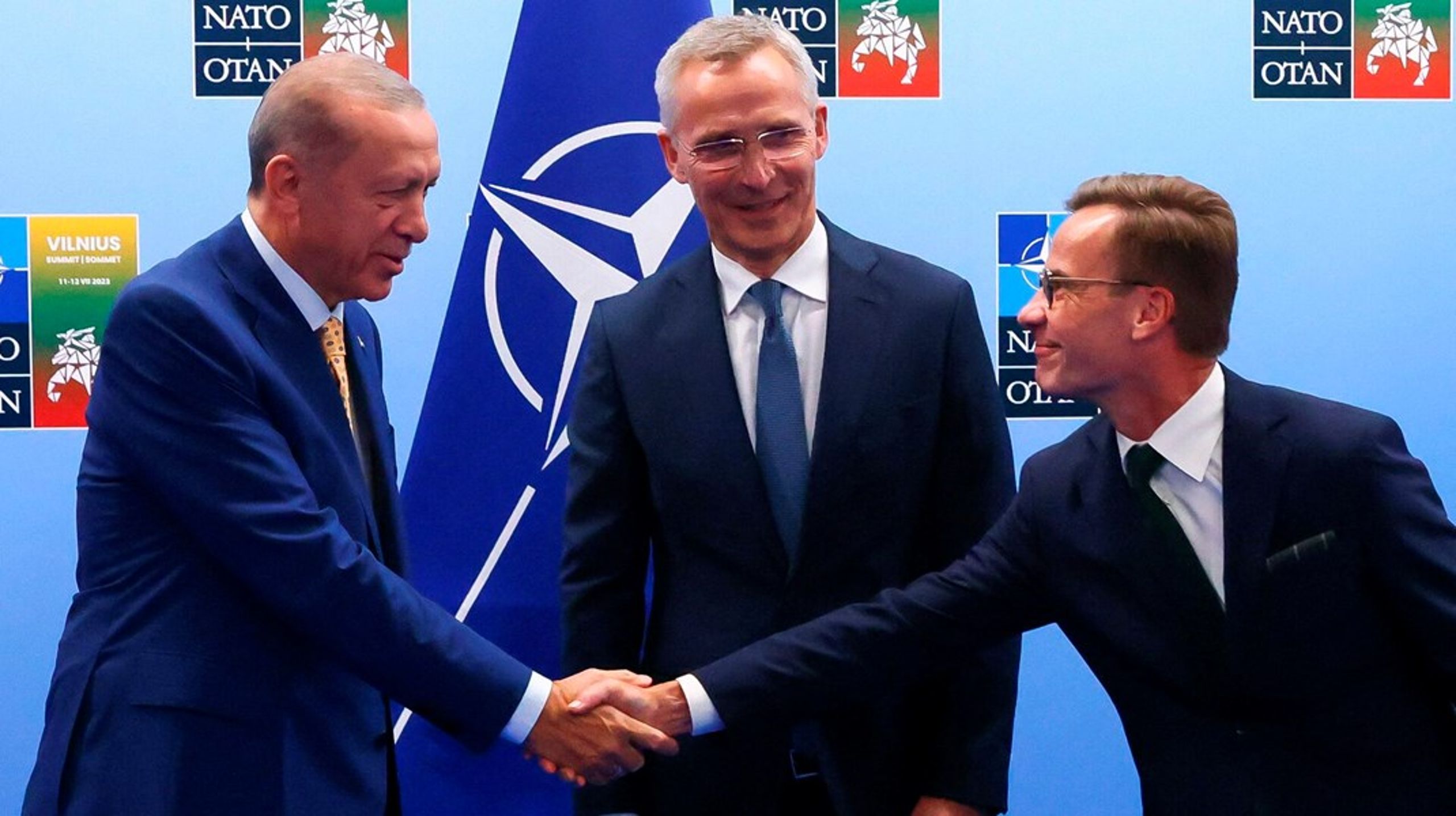 Ulf Kristersson og Recep Tayyip Erdogan giver hånd i Vilnius.&nbsp;