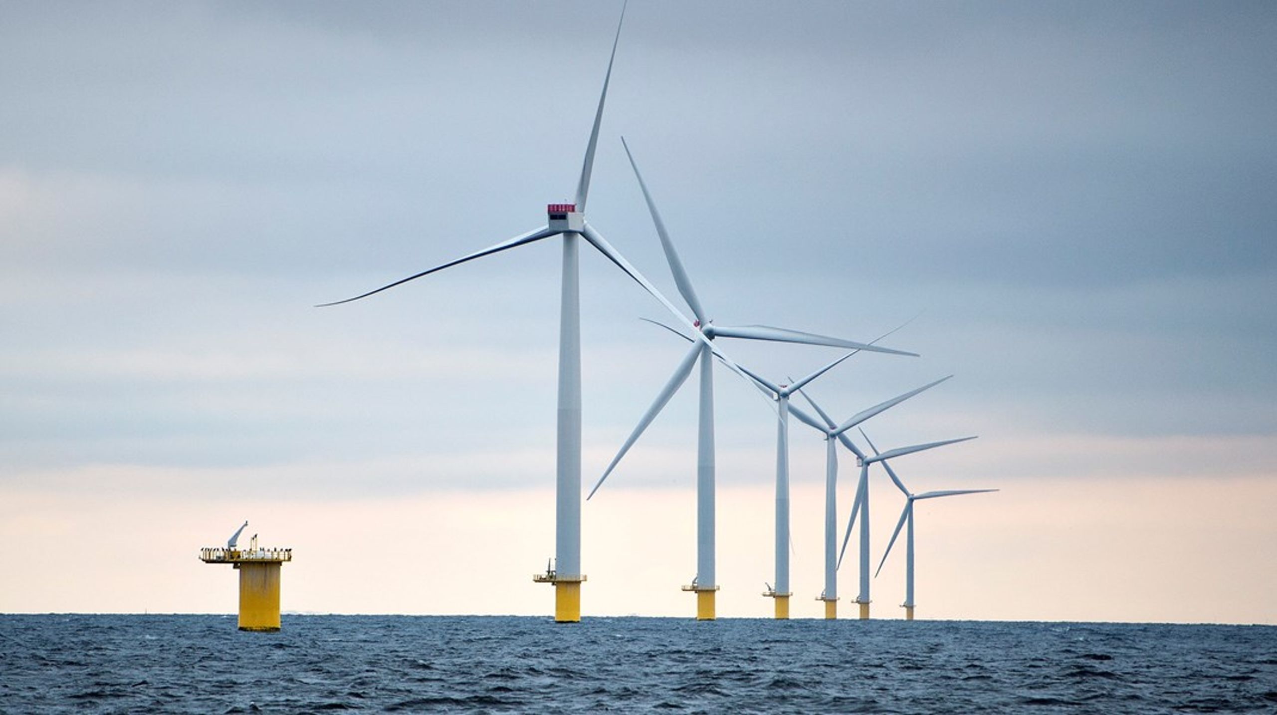Danmark har satset massivt på havvindmøller og energiøer, derfor bør vi diskutere, hvordan vi bedst udvinder overskudsenergien, skriver Johan Andersen-Ranberg, Birger Lindberg Møller, Nanna Heinz og Poul Erik Jensen.