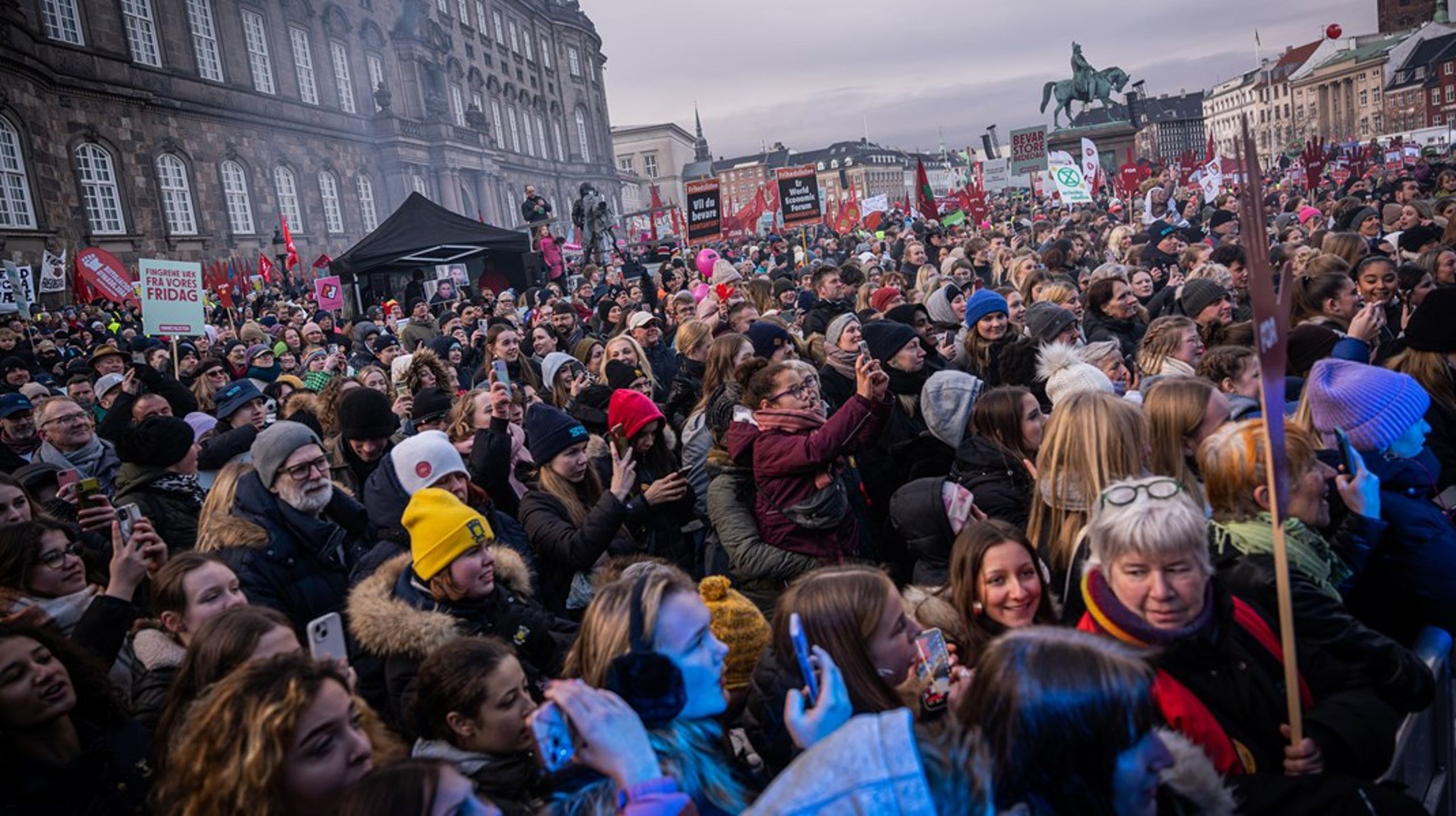 Selv tunge fagbosser virker overraskede, når deres venner på Christiansborg vil tage noget fra dem. Men det vil politikerne altså hele tiden - og derfor skal man ikke bare forsvare, men også vinde nye sejre, skriver Emil Samaras.