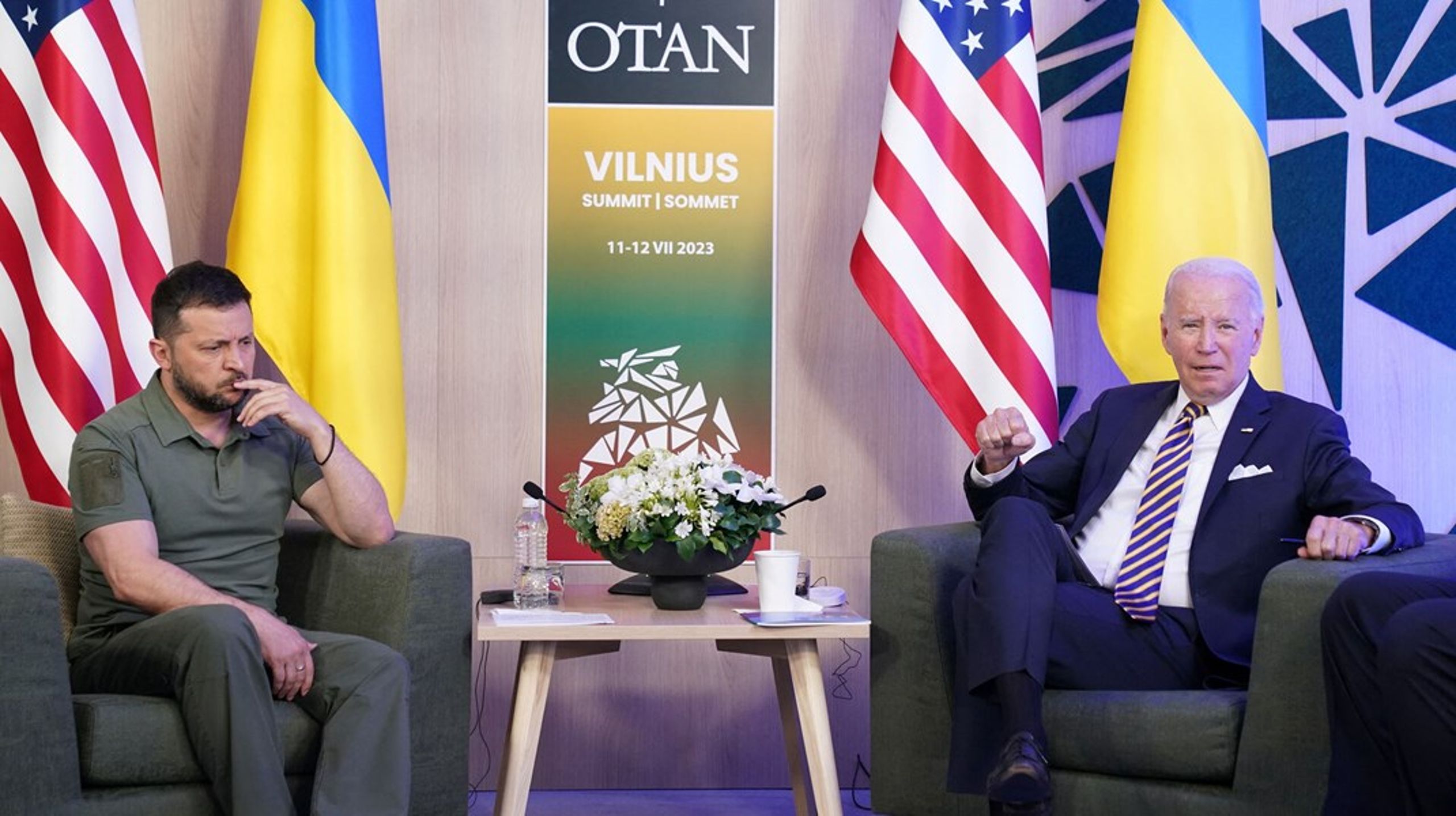 Volodomyr Zelenskyj (t.v.) var skuffet over, at den amerikanske&nbsp;præsident, Joe Biden, ikke ville lade Nato give Ukraine en dato for optagelse.