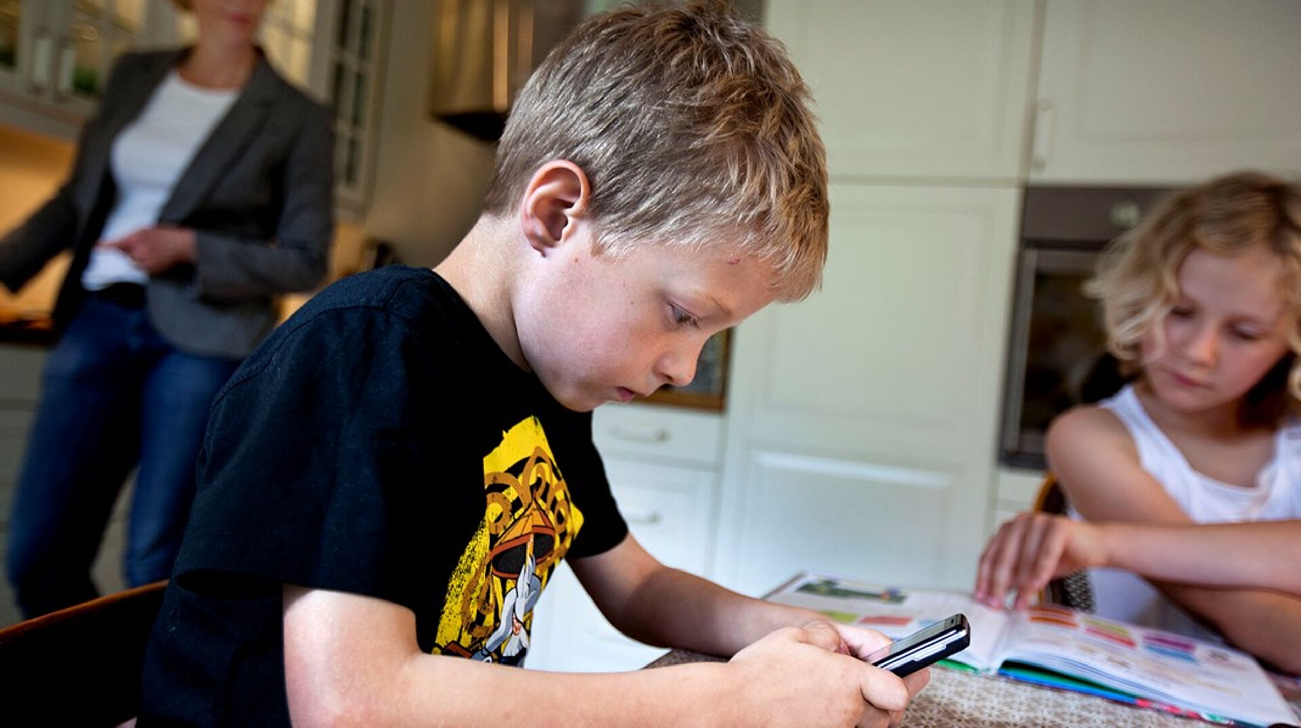 Mens en ny rapport fra Unesco vil forbyde smartphones i skolerne, vil en dansk forsker nu gå et skridt længere.