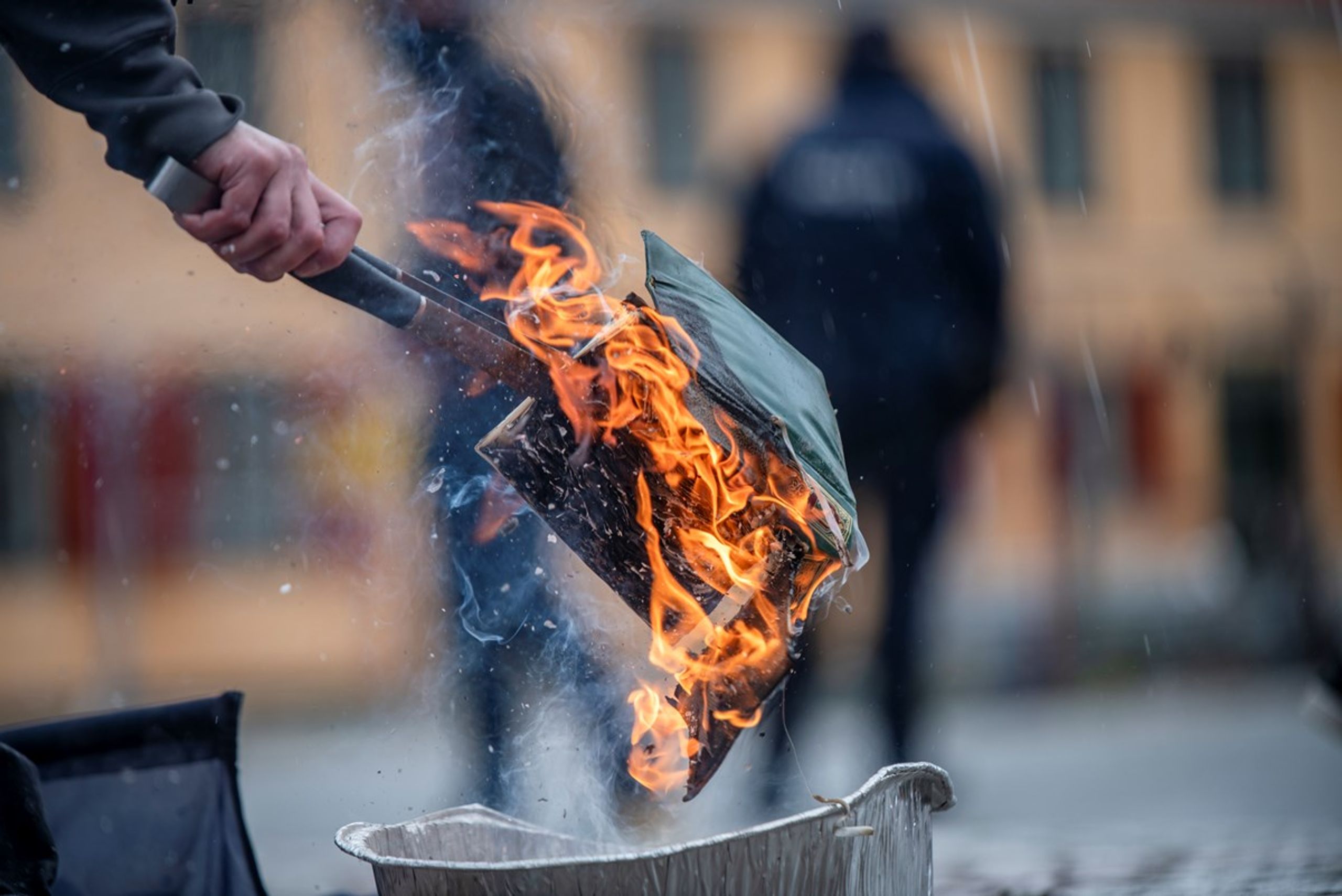Koranafbrænding ved den Irakiske ambassade i København, hvor Toke Lorenzen fra Danske Patrioter holder demonstration.