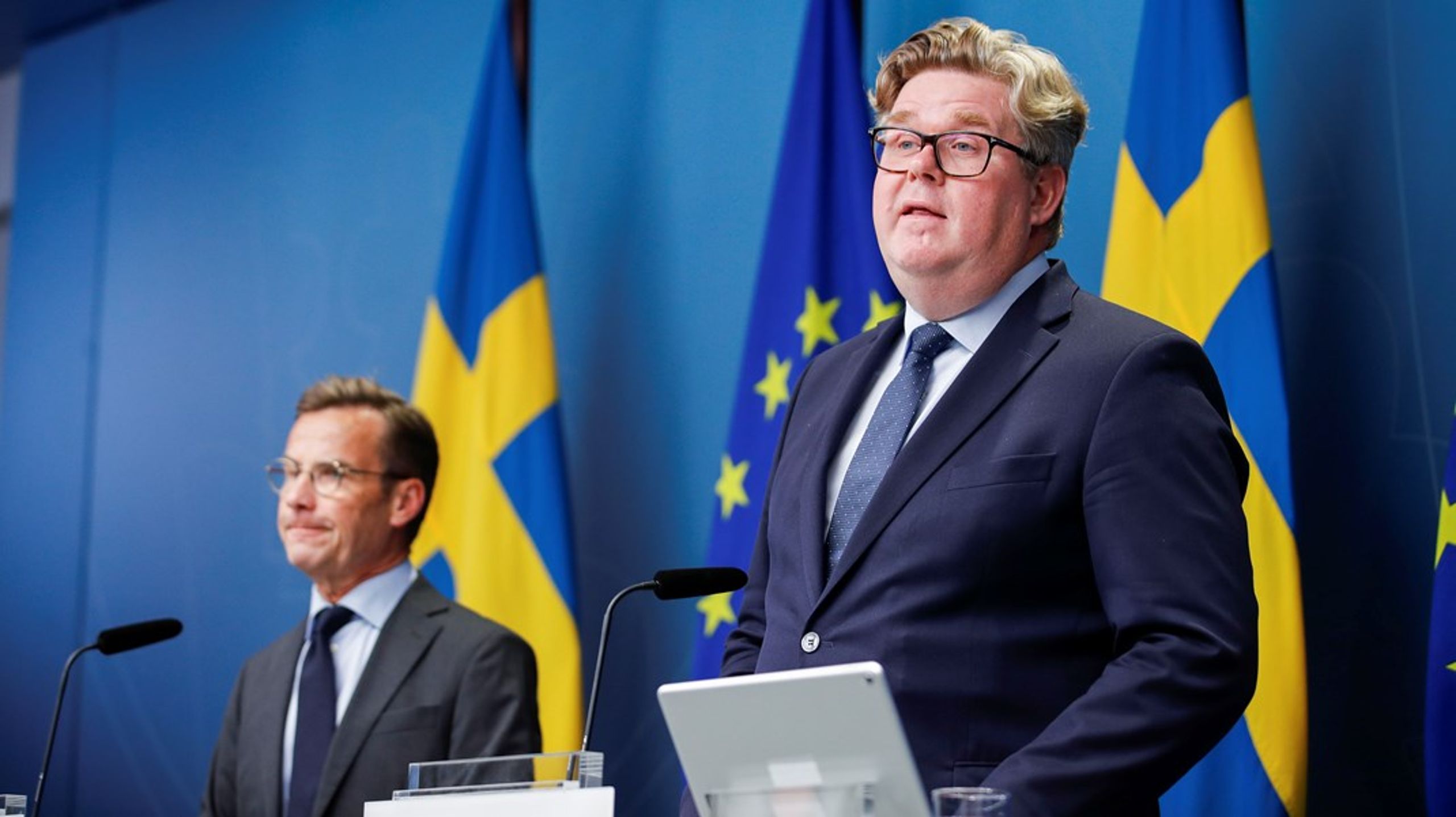 Statsminister Ulf Kristersson (M) og justitsminister Gunnar Strömmer (M) under en pressekonference om den sikkerhedspolitiske situation efter koranafbrændingerne.
