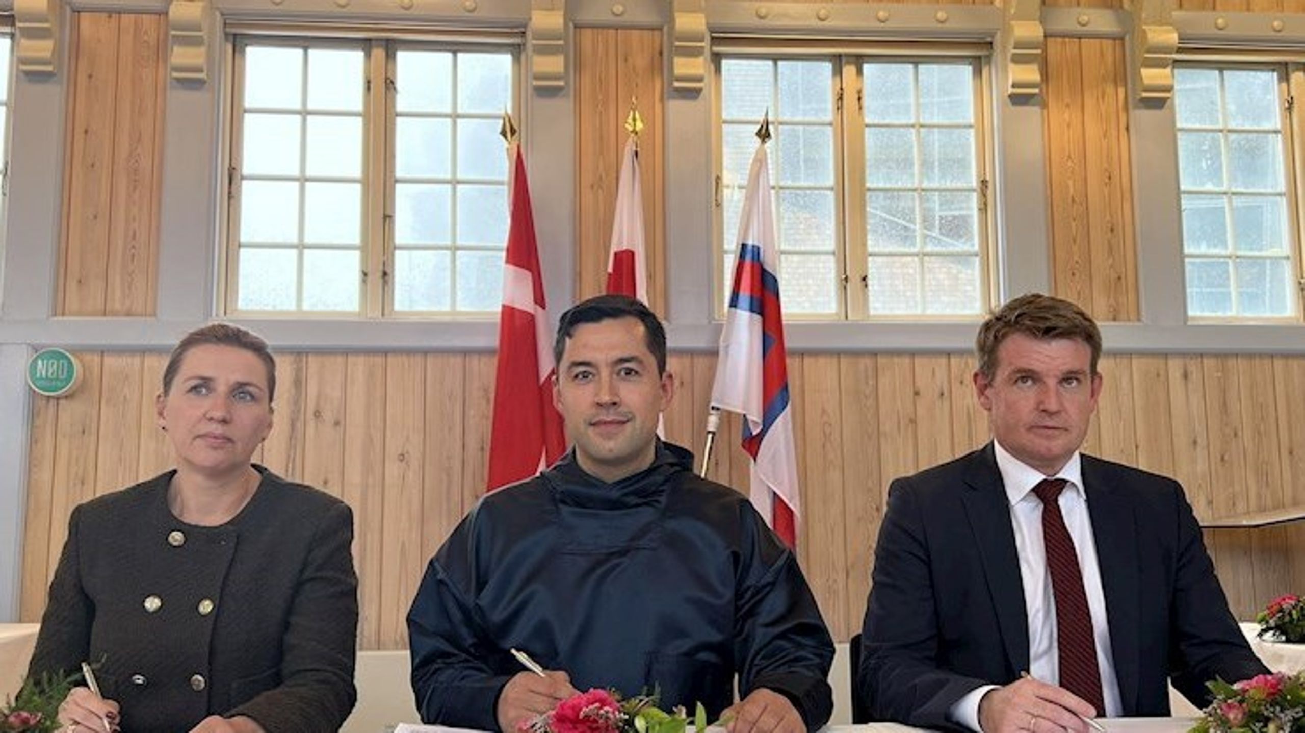 Danmarks statsminister Mette Frederiksen (t.v.), Grønlands landsstyreformand Múte B. Egede (i midten) og Færøernes lagmand Aksel V. Johannesen (t.h.) ved underskrivelsen af sluterklæringen på kontaktudvalgsmødet i Nuuk den 6. juni i år.&nbsp;