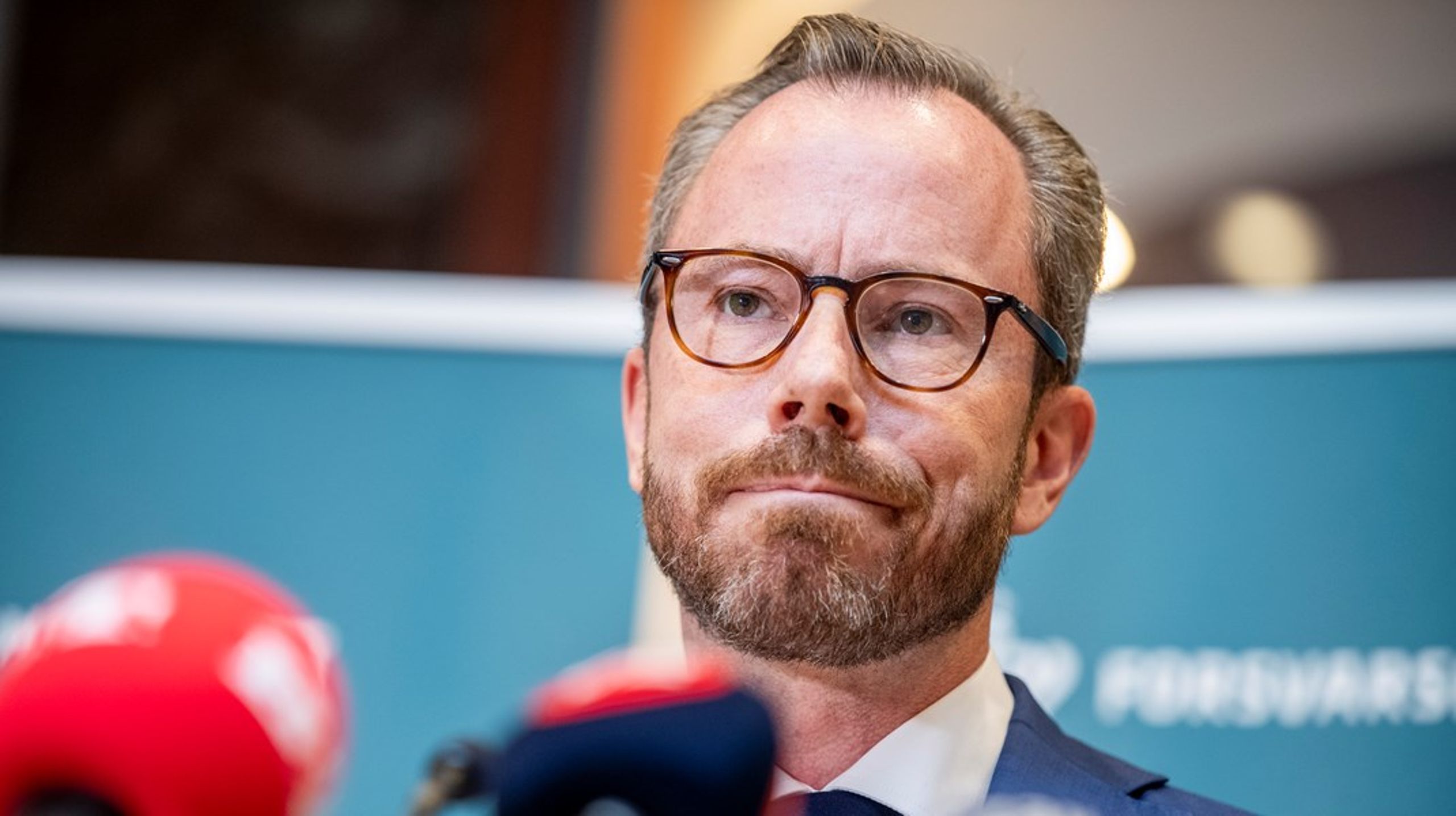 "Der er i det her forløb blevet begået fejl. Det har jeg i dag undskyldt over for Folketinget," siger forsvarsminister Jakob Ellemann-Jensen (V) oven på nye redegørelser i den såkaldte våbensag.