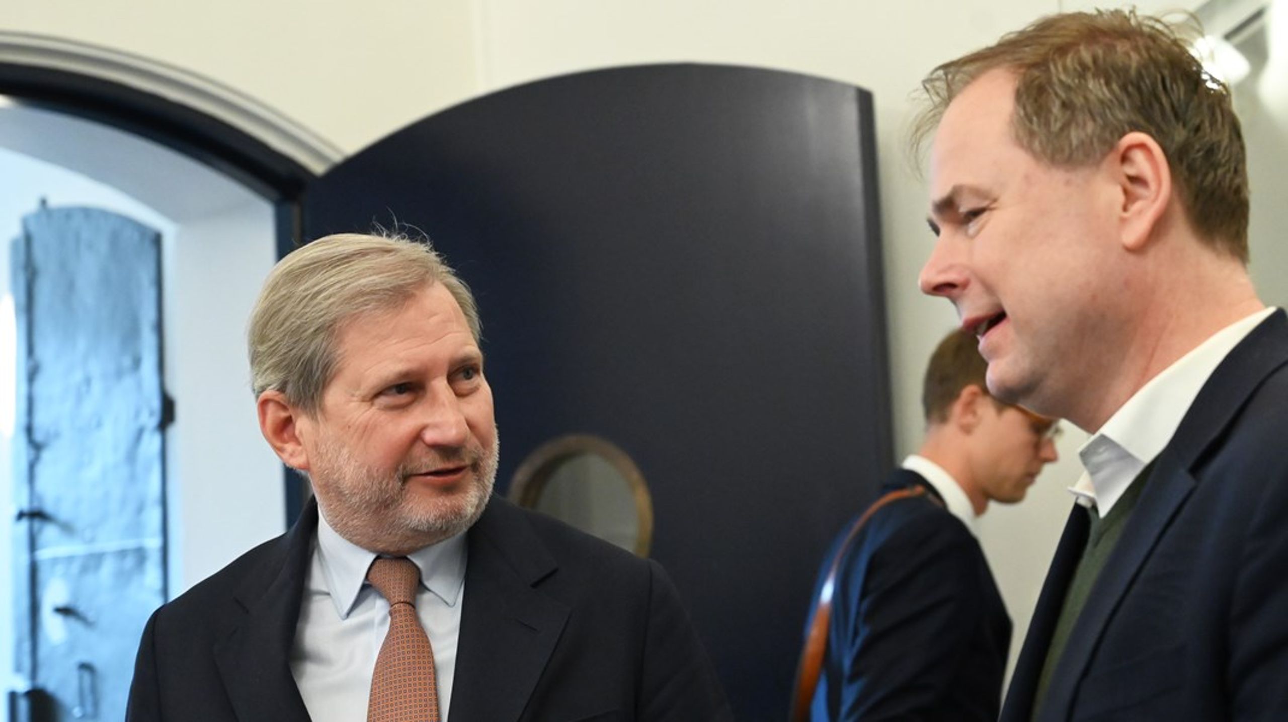 Finansminister Nicolai Wammen (t.h.) har længe forsøgt at overtale EU's personaleansvarlige kommissær, Johannes Hahn, til at hjælpe med at få flere danskere ansat i EU-systemet.