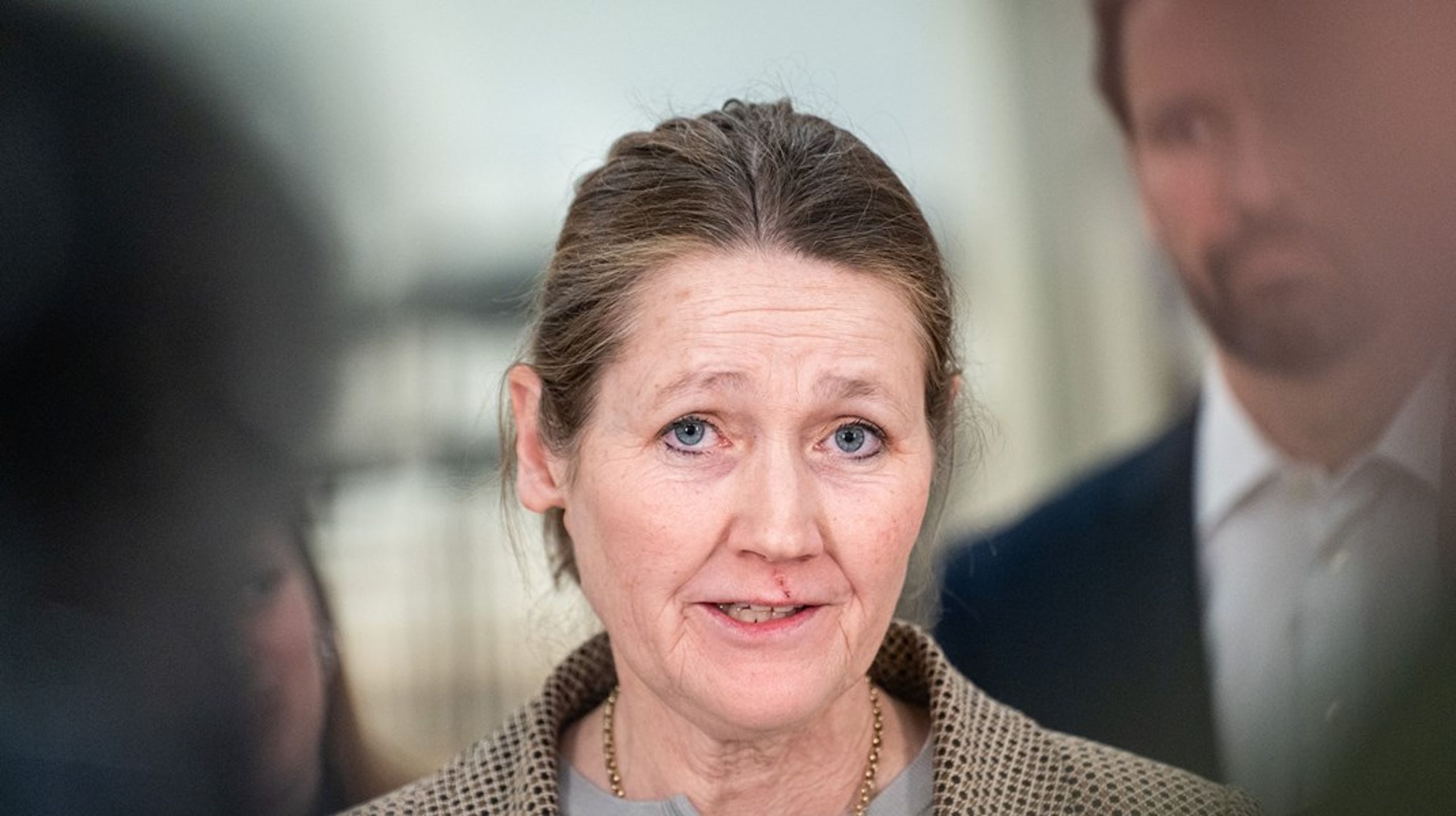 Helle Bonnesen mener ikke, at Konservative skal kravle ned fra nogen høj hest - det burde Jan E. Jørgensen derimod, siger hun.