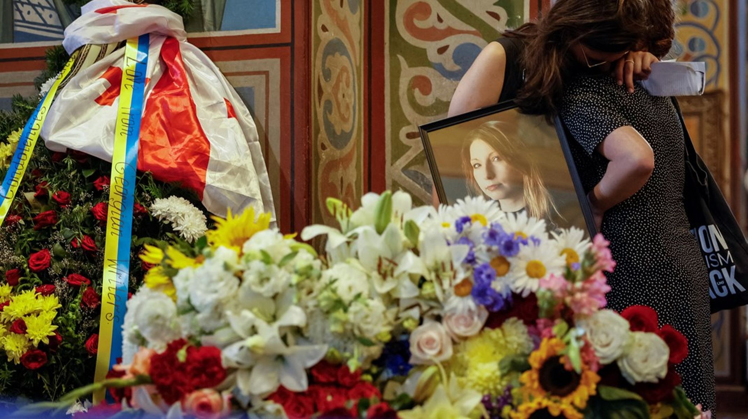 Den ukrainske forfatter og aktivist Viktoria Amelina døde af sine kvæstelser efter et russisk missilangreb i Kramatorsk. 4. juli blev hun begravet i Kyiv.
