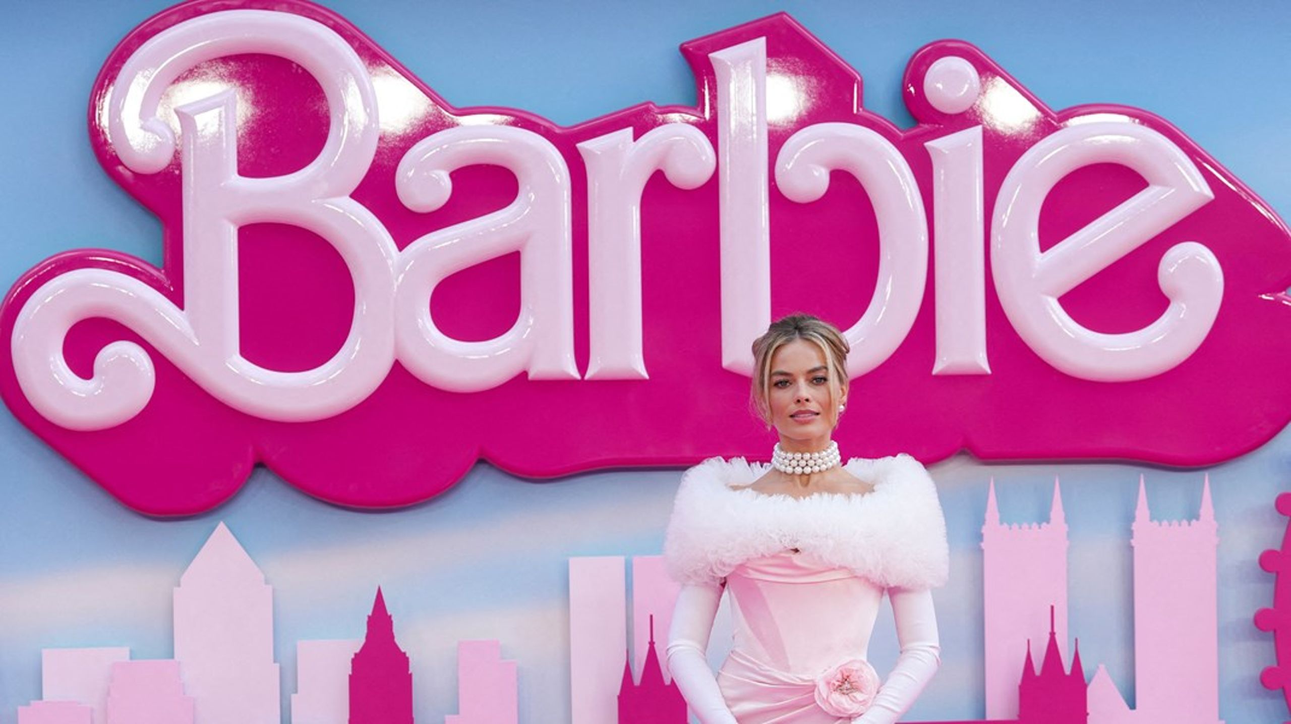 Vi lod os forføre af den fantastiske pink Barbieverden samt det blændende cast med Margot Robbie som hovedpersonen ”stereotype Barbie”. Alligevel forlod vi biografen med en dårlig smag i munden, skriver&nbsp;Rikke Viemose.