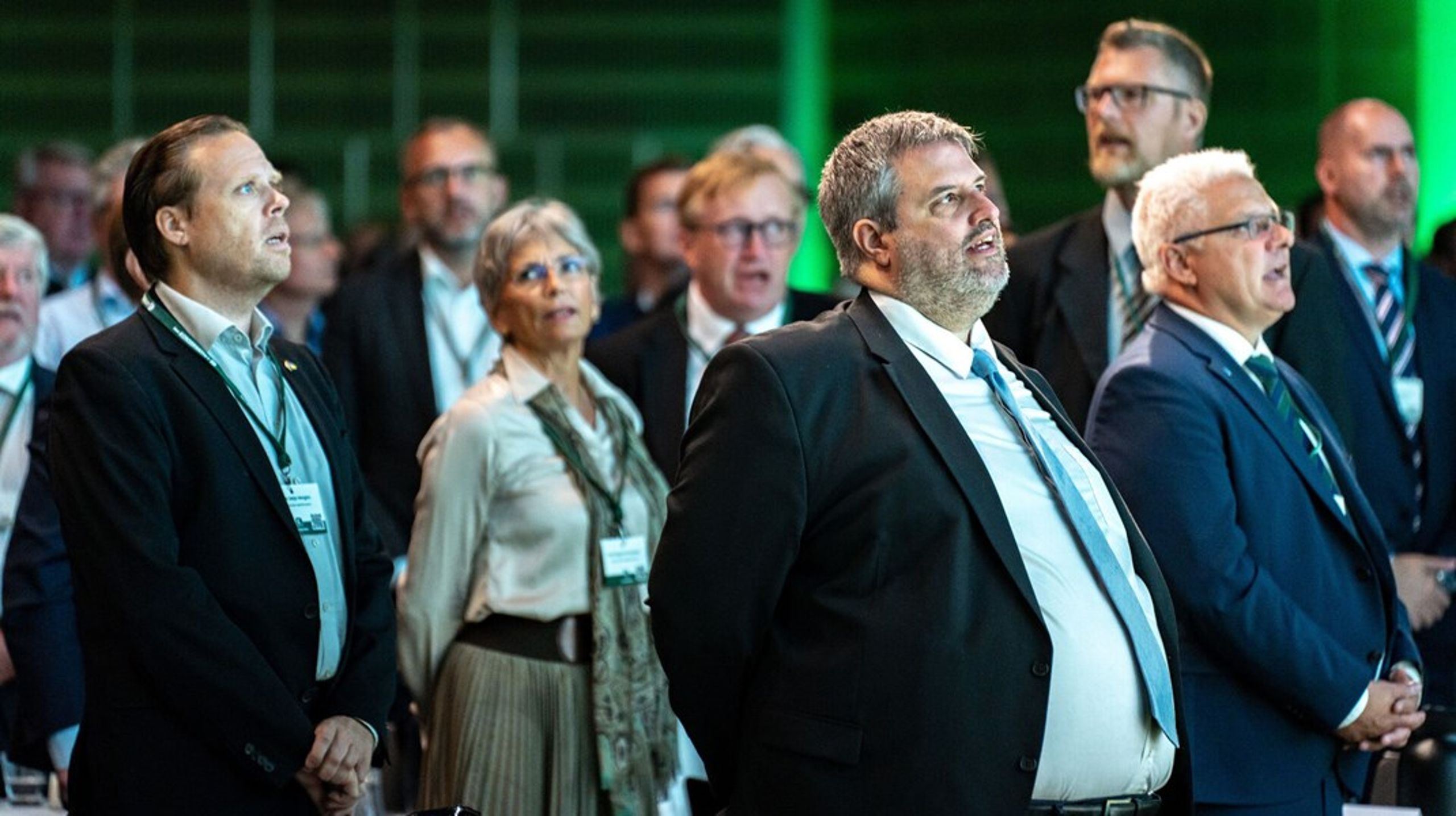 Generalsekretær i Konservative, Søren Vandsø (i midten), skrev til den nu afgåede bestyrelsesformand i Silkeborg, at indstillingen af Weiss ville føre til "masser af negativ omtale", hvilket ville placere vælgerforeningen i Silkeborg i "direkte opposition" til partitoppen.&nbsp;