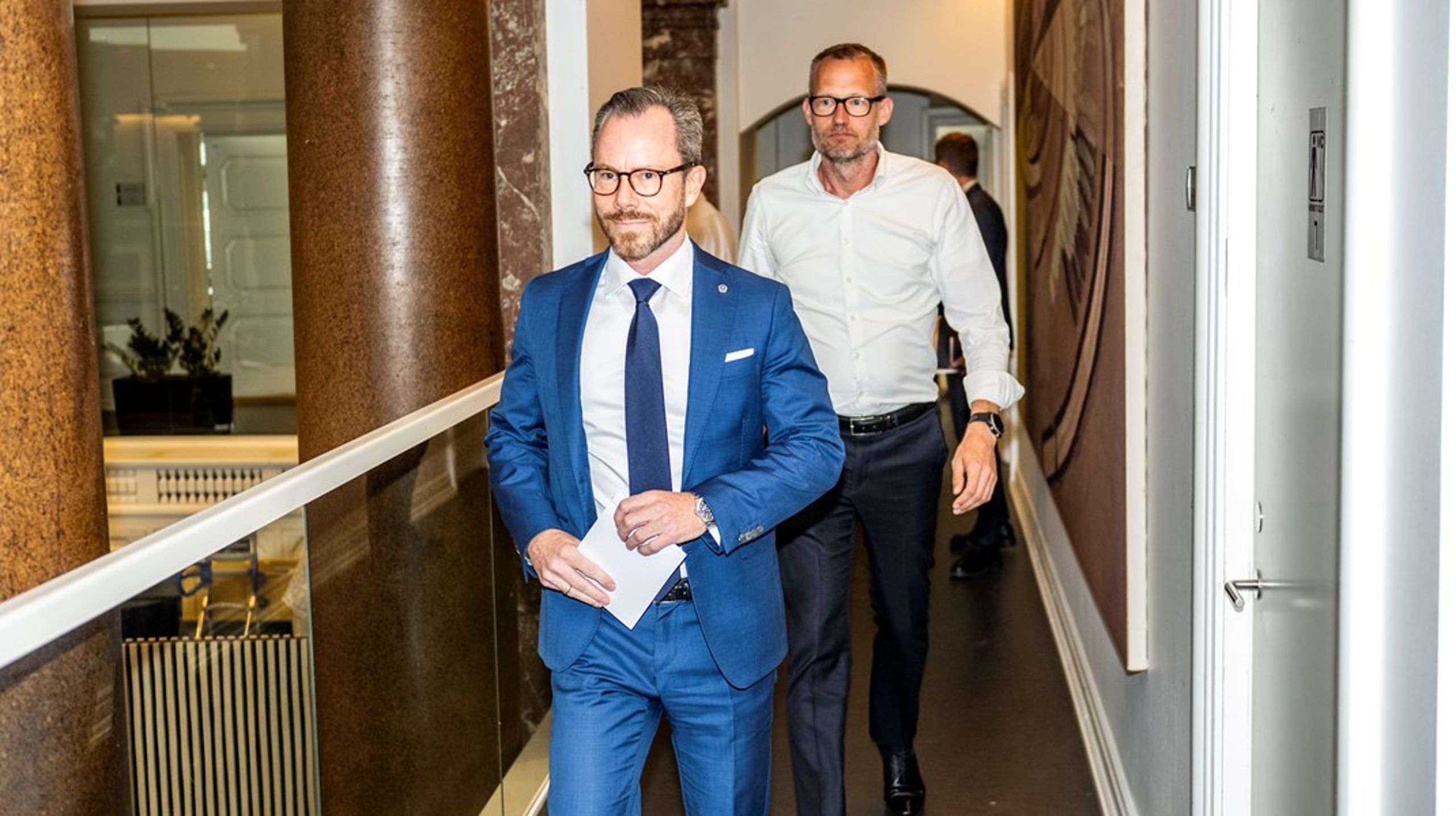 Jakob Ellemann-Jensen og hans departementschef, Morten Bæk, på vej ind til det pressemøde, hvor forsvarsministeren beklagede de mange fejl i våbensagen.&nbsp;