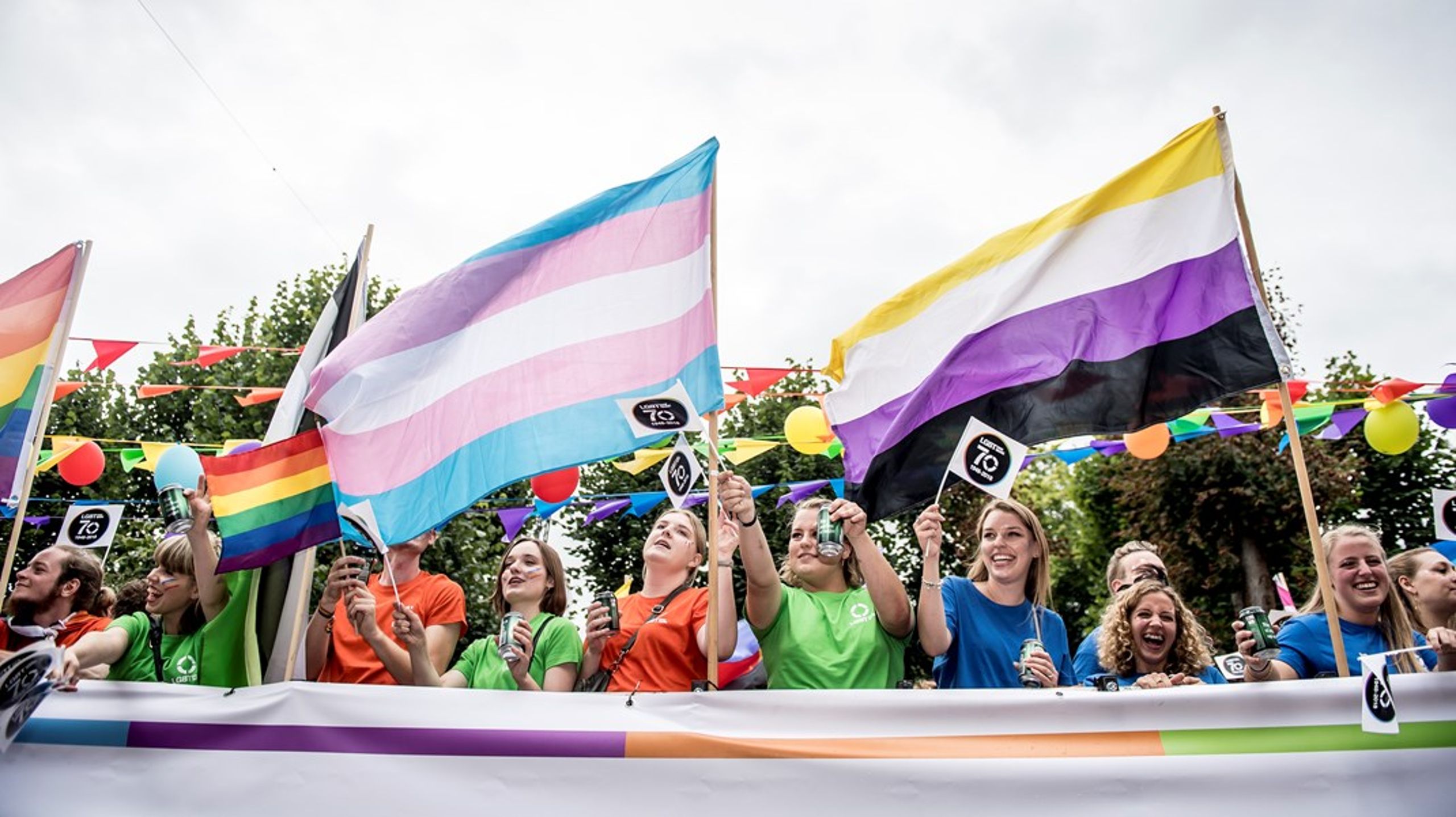Rundt om i verden er LGBT- og transpersoners rettigheder under angreb og bliver kastet under bussen, hvis ikke bevidst påkørt. Derfor må regeringen og andre ansvarlige partier nu gå forrest og sikre rettighederne, skriver Peter Edelberg.