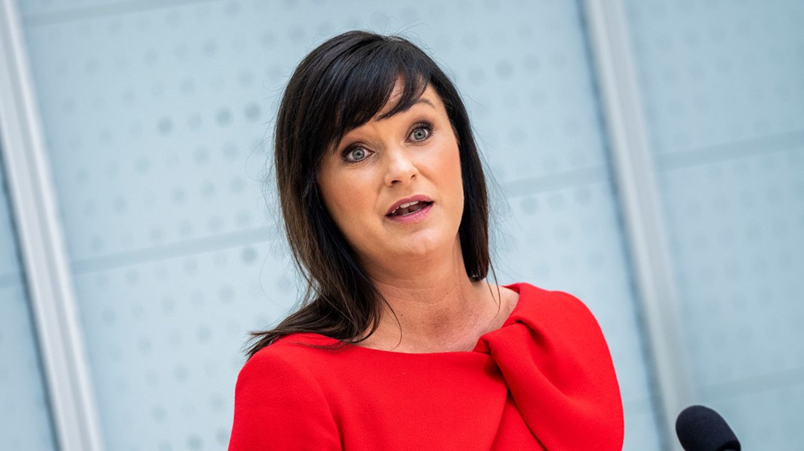 Sundhedsminister Sophie Løhde har orienteret Folketinget om, at praksissen for juridisk kønsskifte blandt unge transpersoner ændres i Danmark.