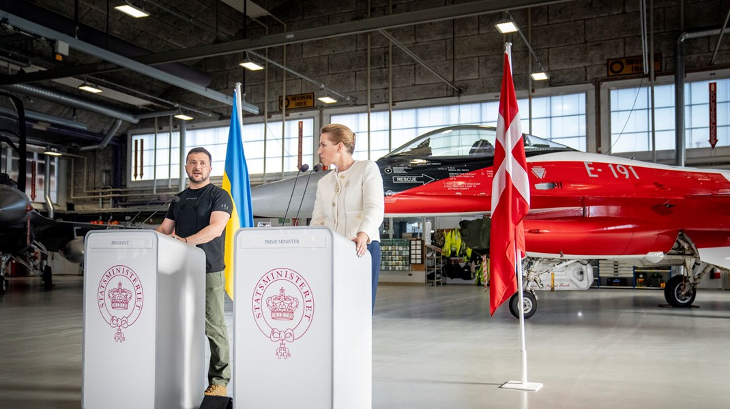 Ukraines præsident, Volodymyr Zelenskyj, der har fået tilsagn om en donation på 19 F-16 kampfly, fortsætter mandag sit officielle besøg i Danmark med sin hustru. Han holder en offentlig tale i Rigsdagsgården klokken 12.15.&nbsp;